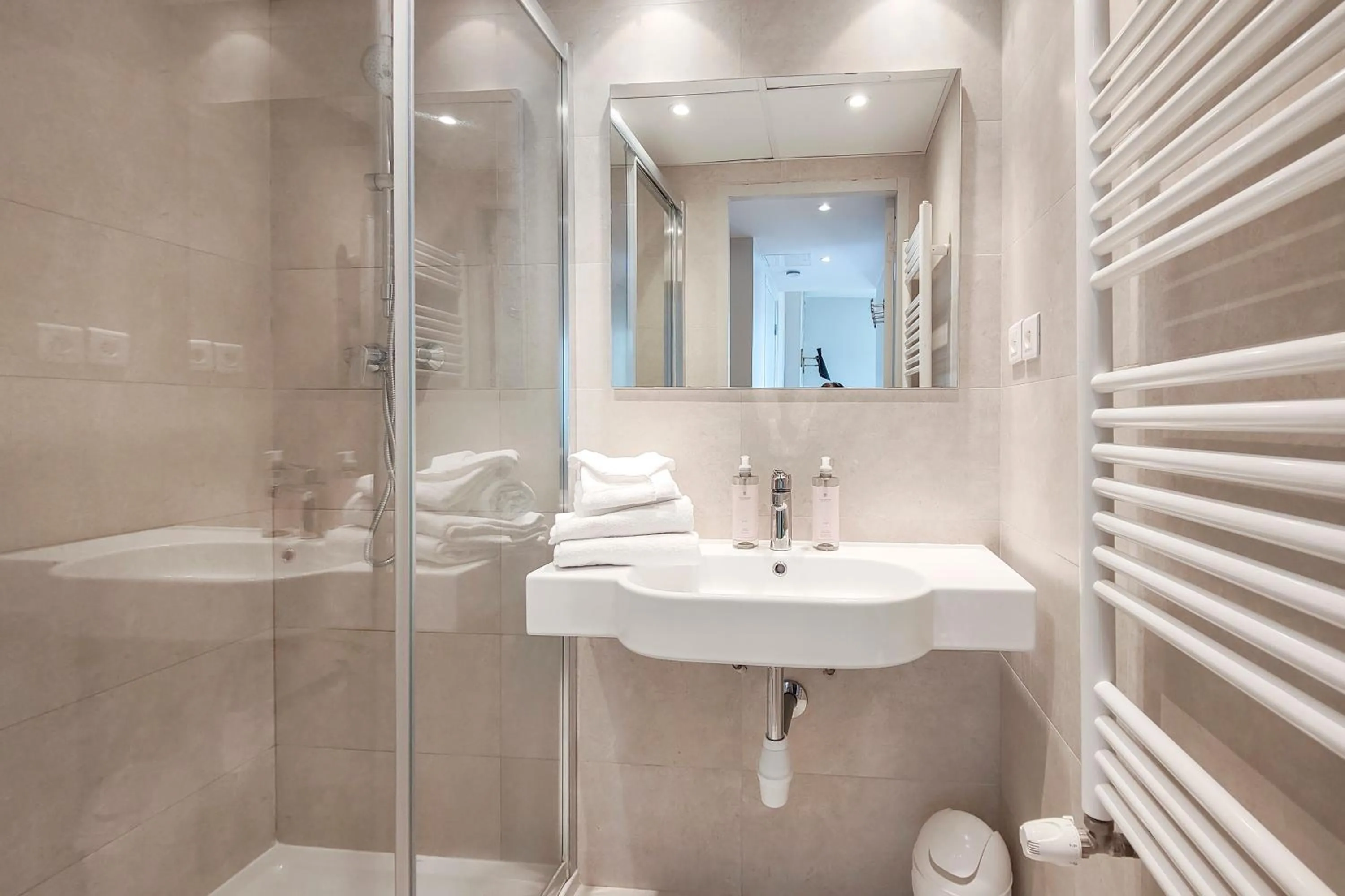 Bathroom in Aparthotel AMMI Nice Massena - ex Ajoupa