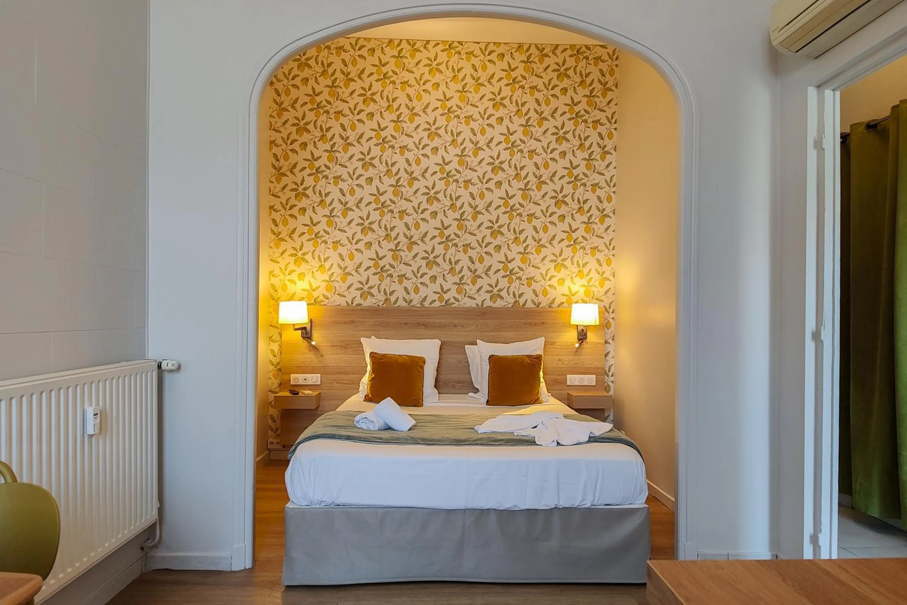 Bed in Aparthotel AMMI Nice Massena - ex Ajoupa