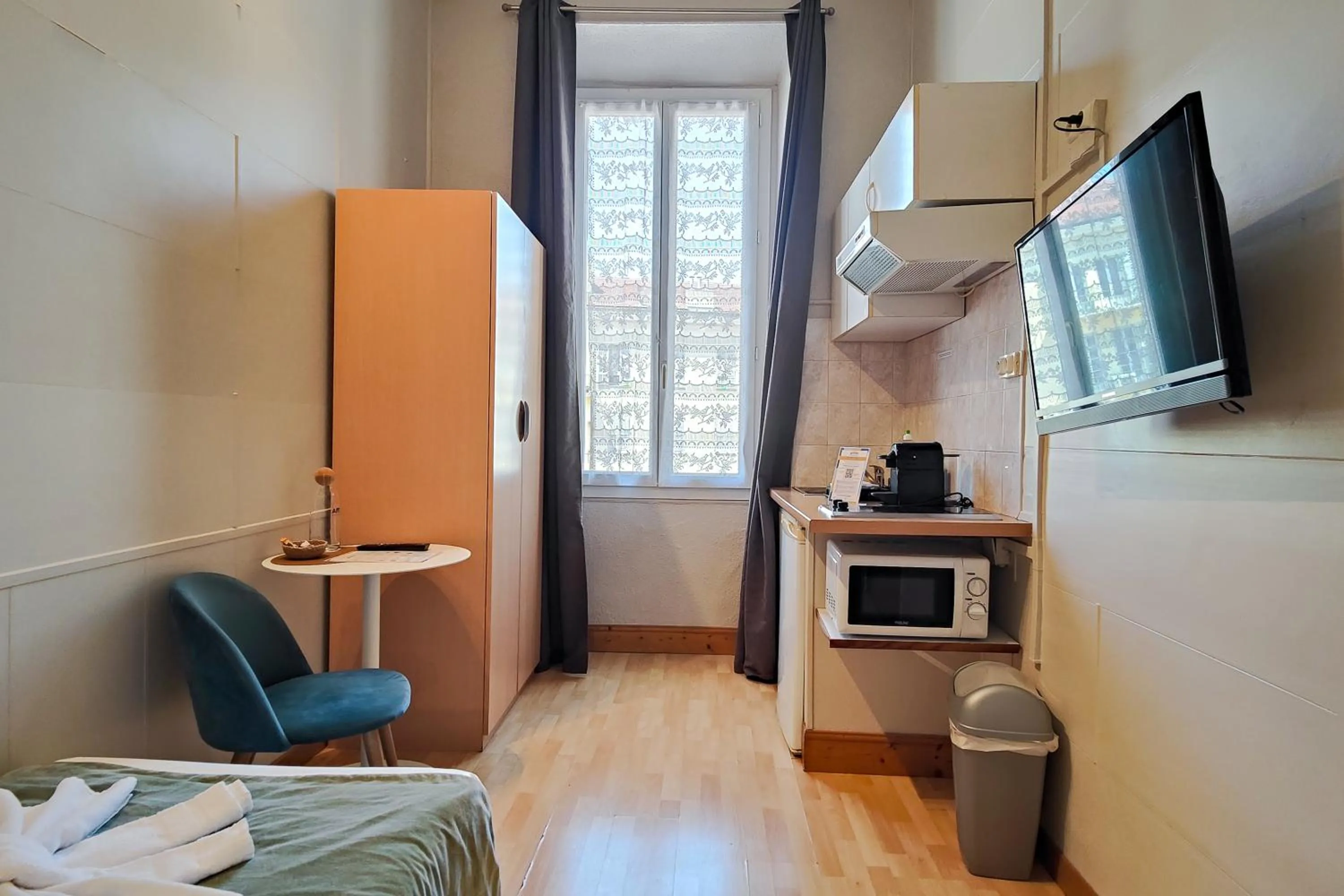 Kitchen or kitchenette, Bed in Aparthotel AMMI Nice Massena - ex Ajoupa