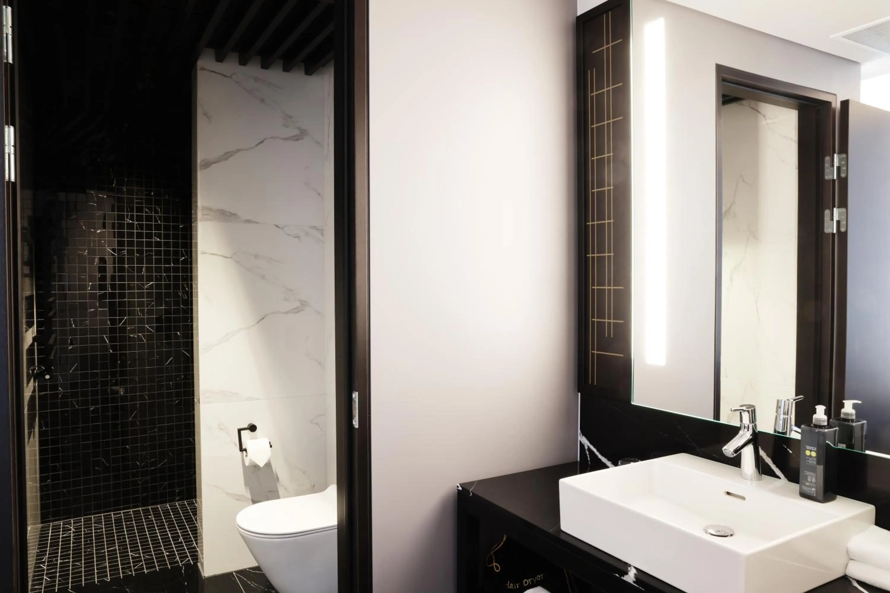 Shower in Hotel Reykjavík Saga