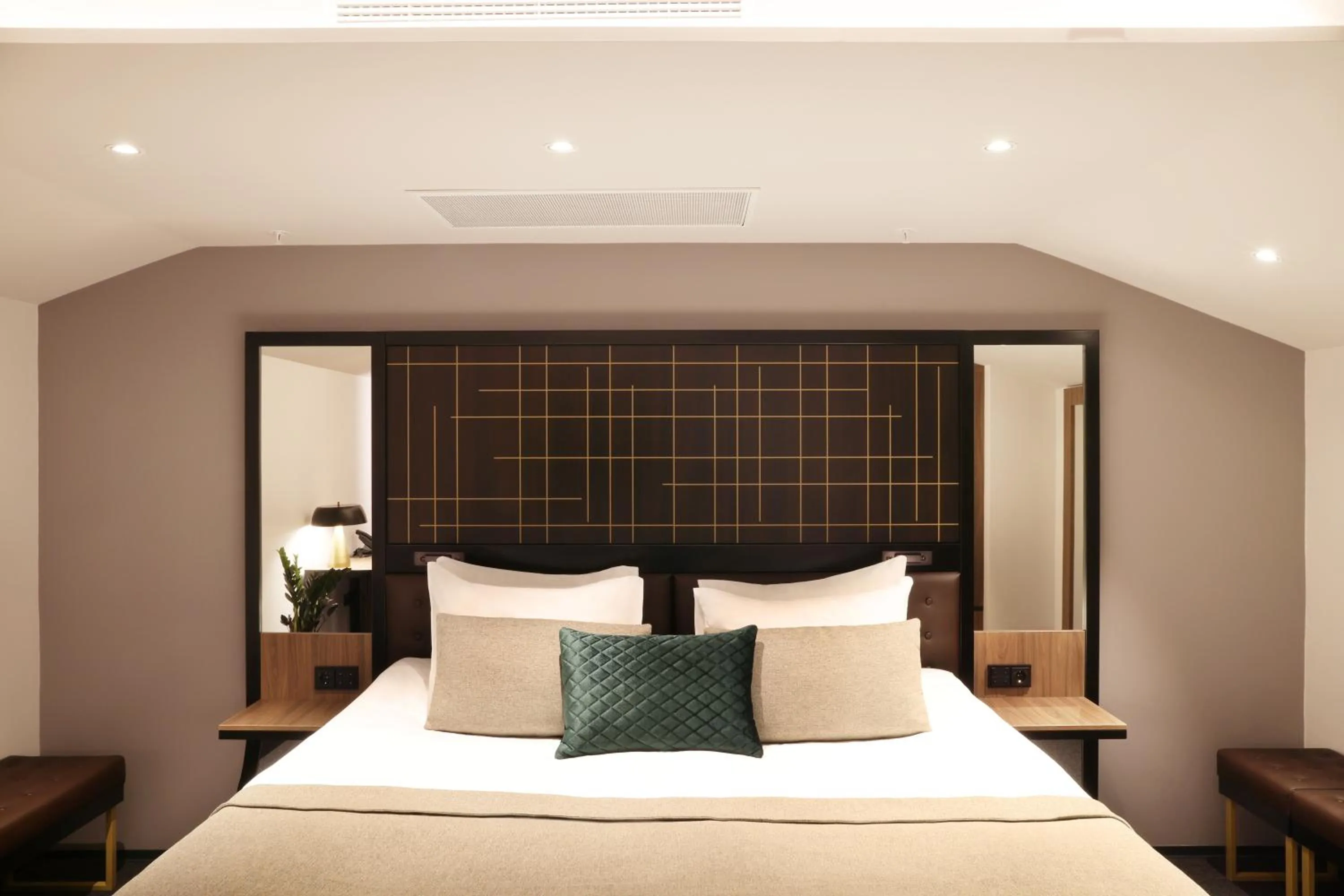 Bedroom, Bed in Hotel Reykjavík Saga