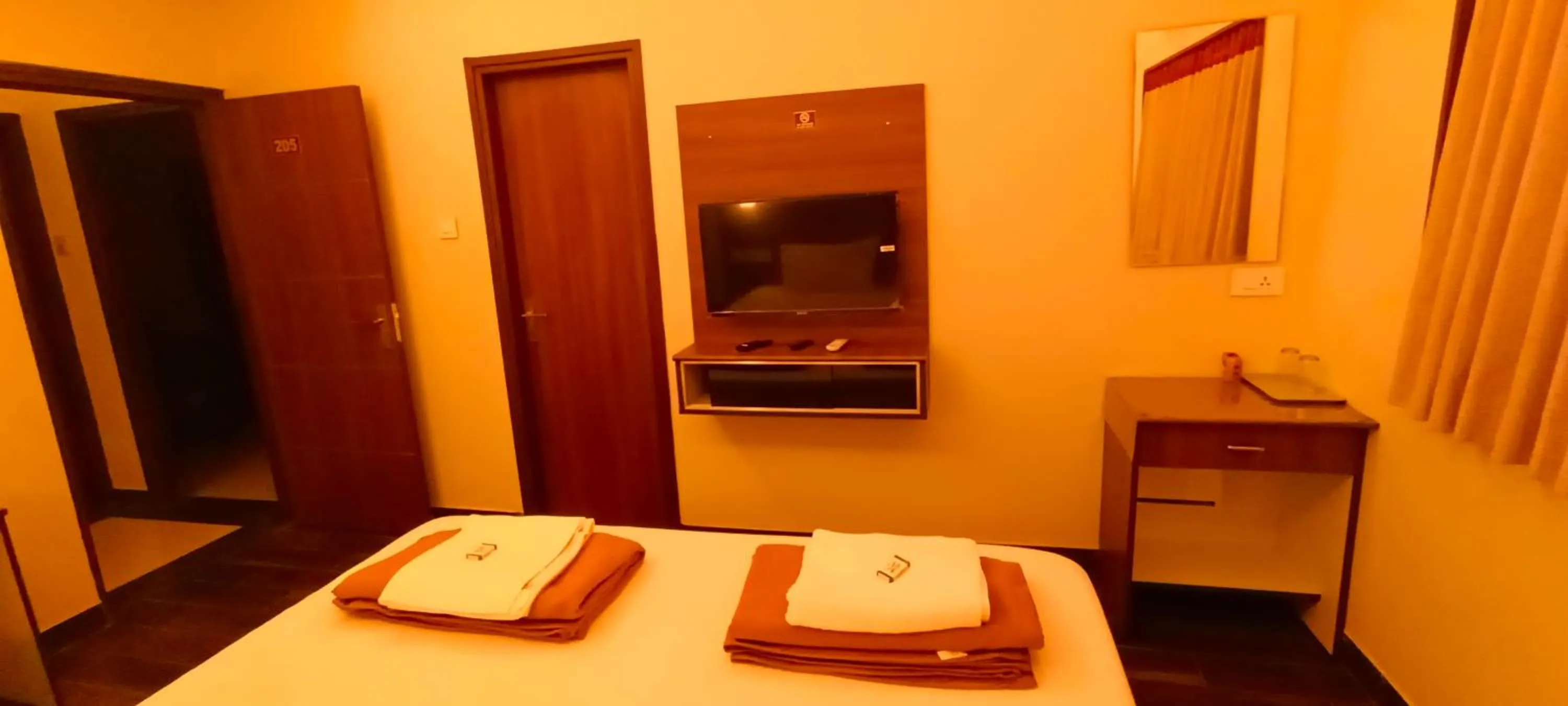 TV and multimedia, Bed in Hotel Rhythm Grand Suite