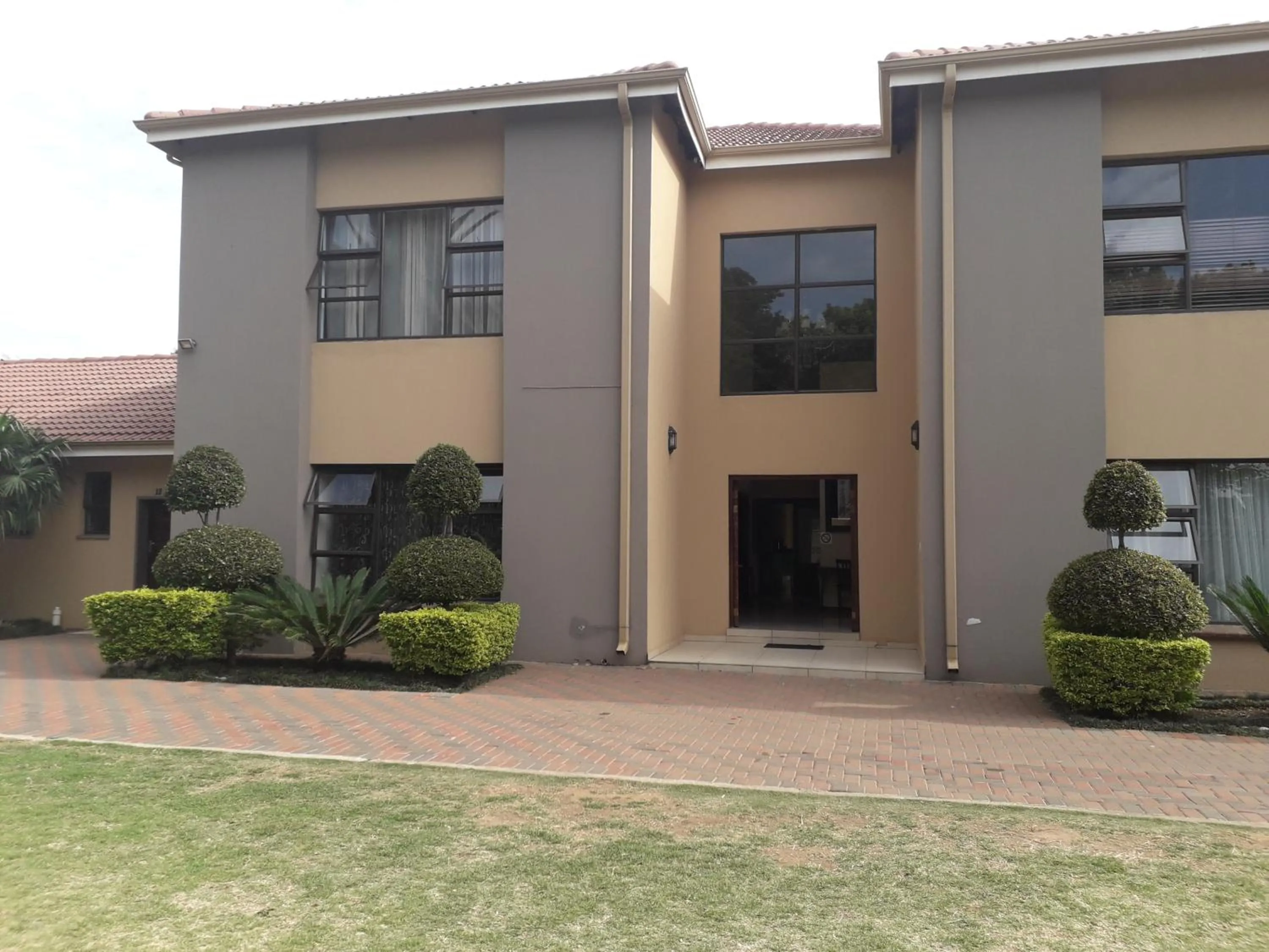 Facade/entrance in Ikaze Guest House