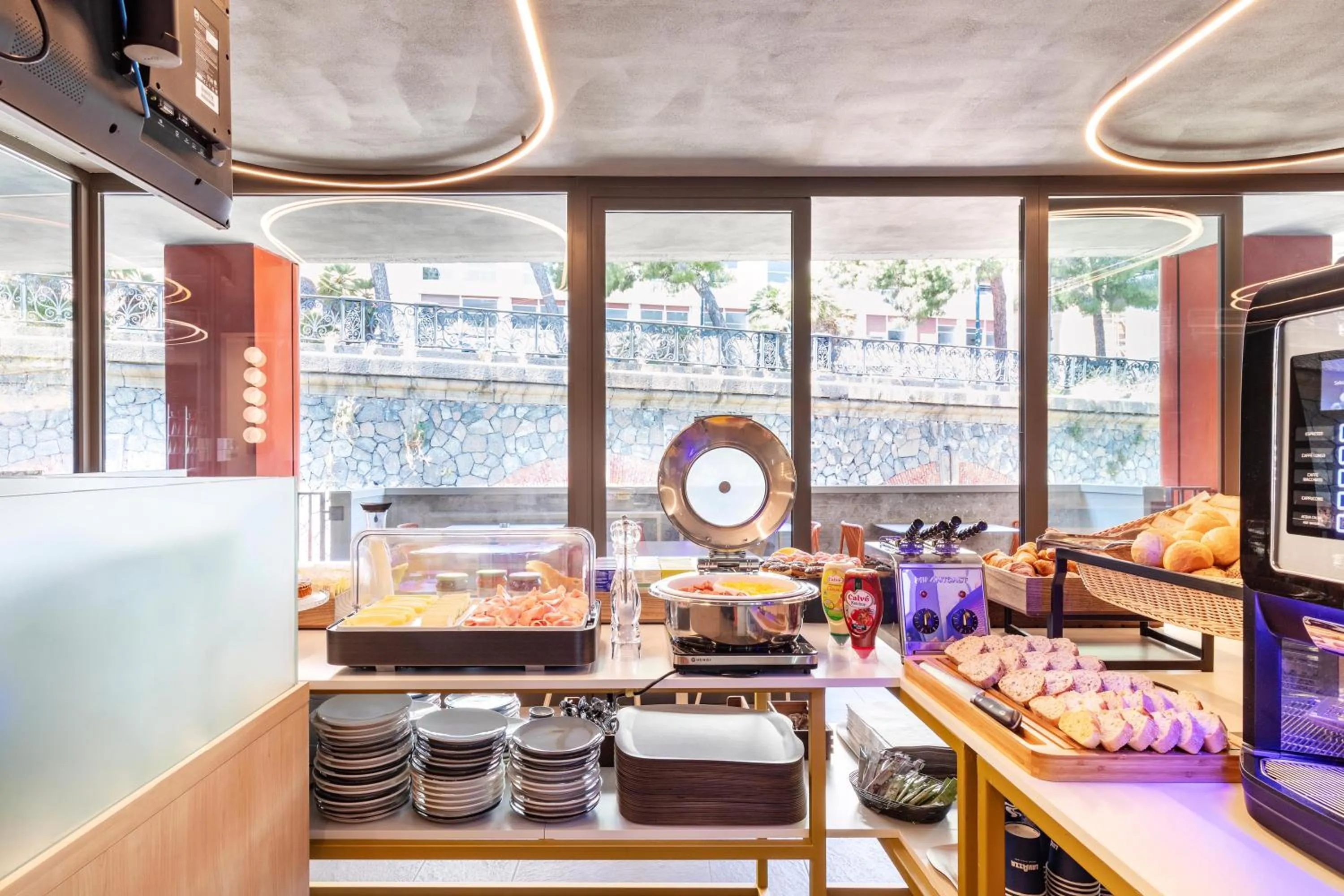 Restaurant/places to eat in B&B Hotel Genova City Center