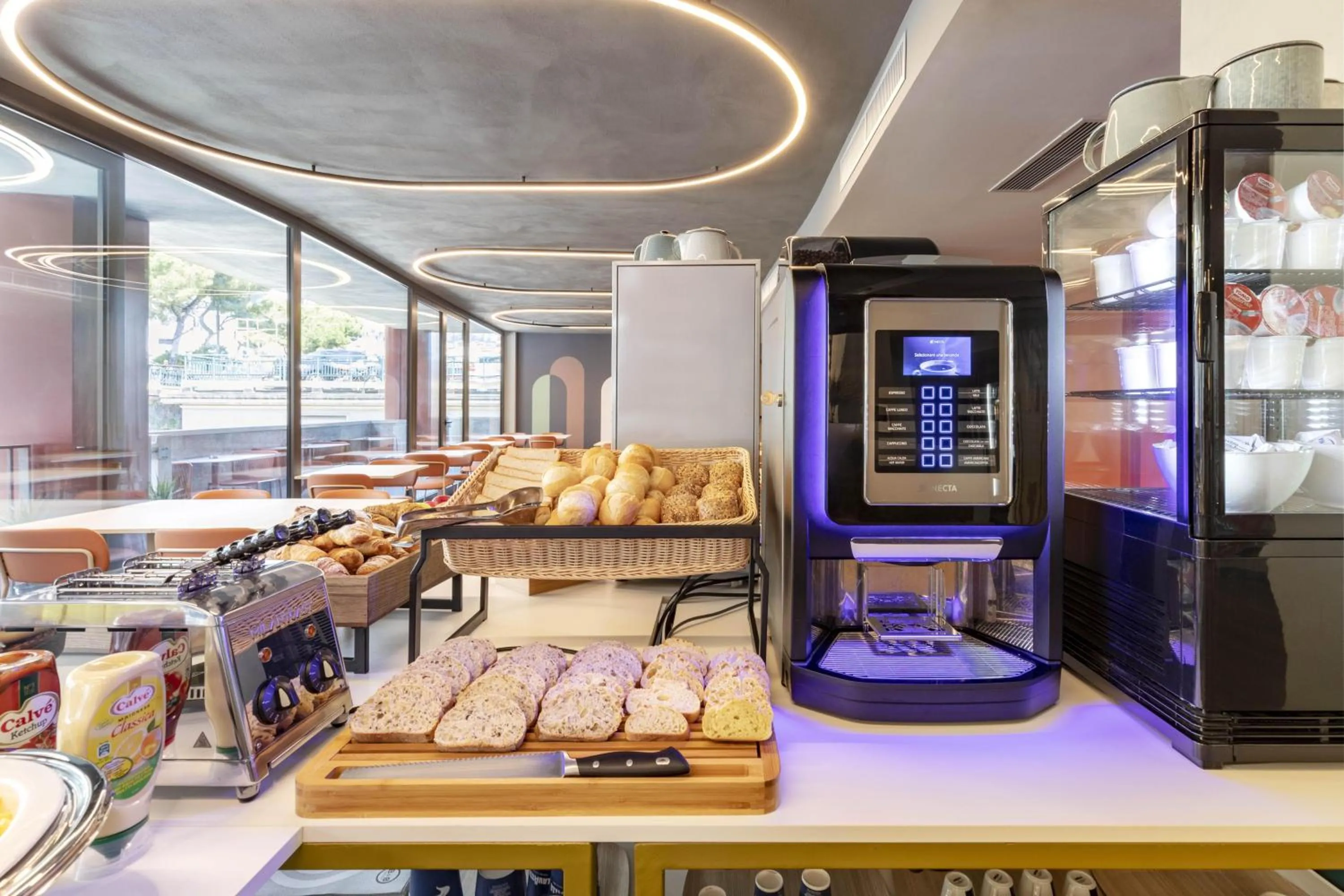 Restaurant/places to eat in B&B Hotel Genova City Center