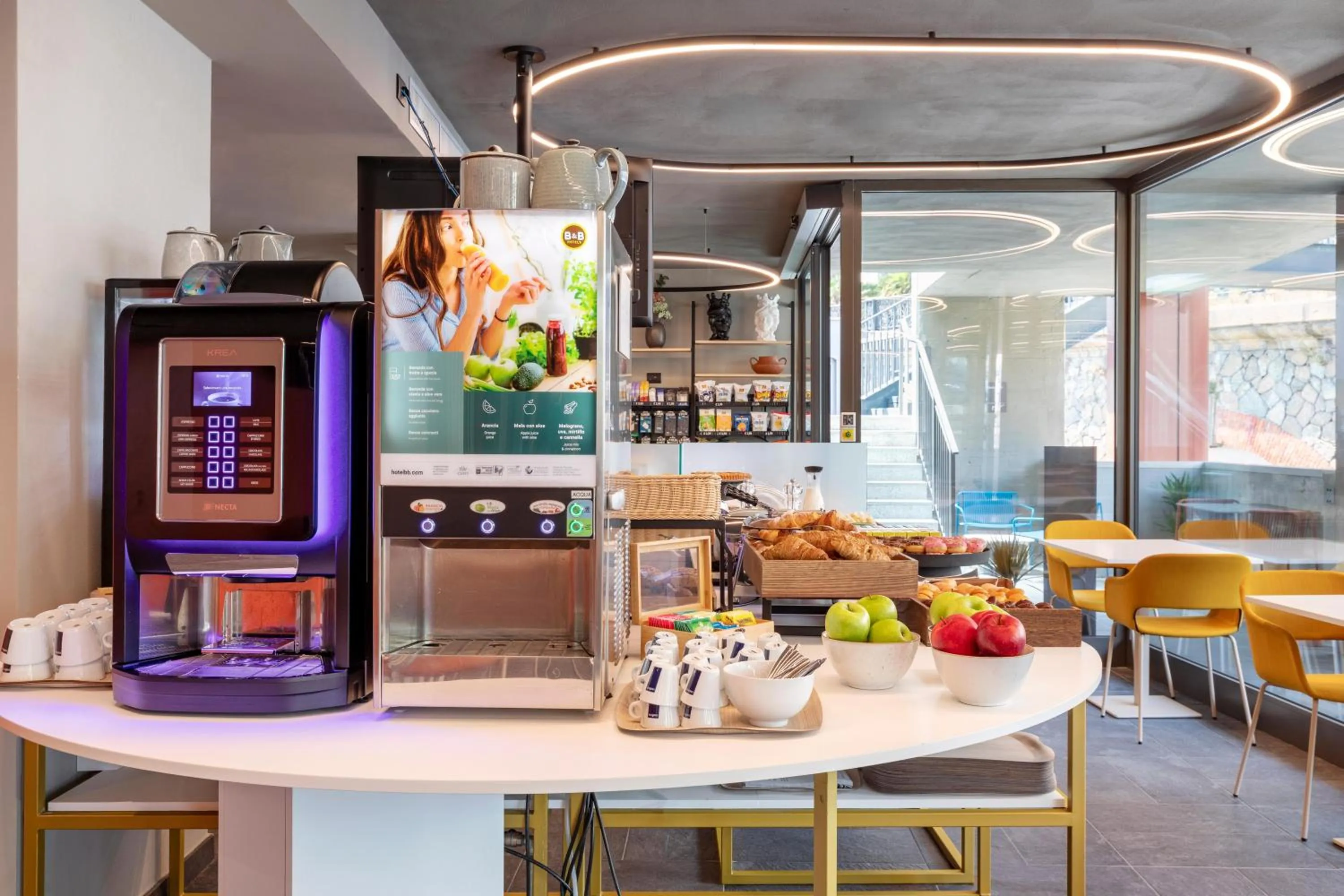 Restaurant/places to eat in B&B Hotel Genova City Center