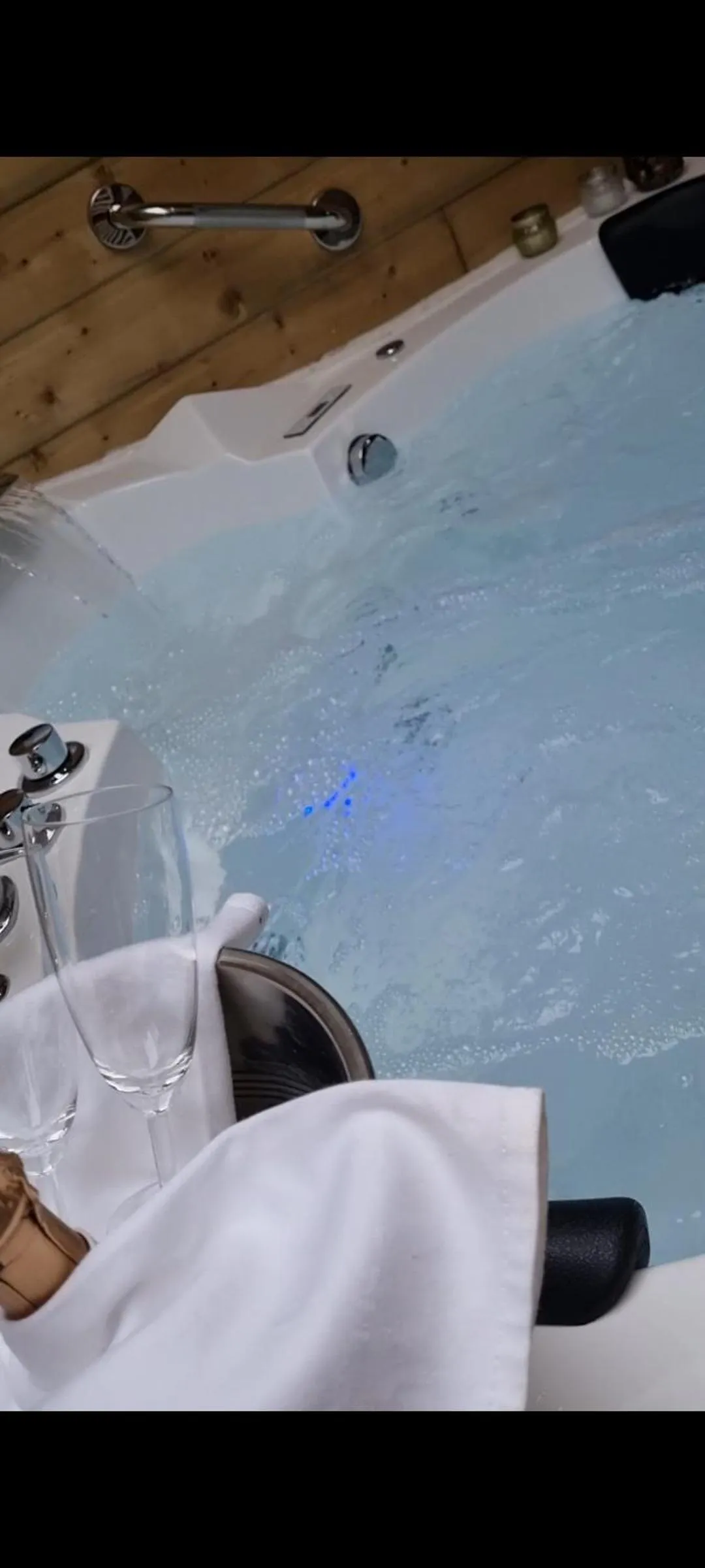 Hot Tub in Les Glycines de Monchy- Chambres d'hôtes