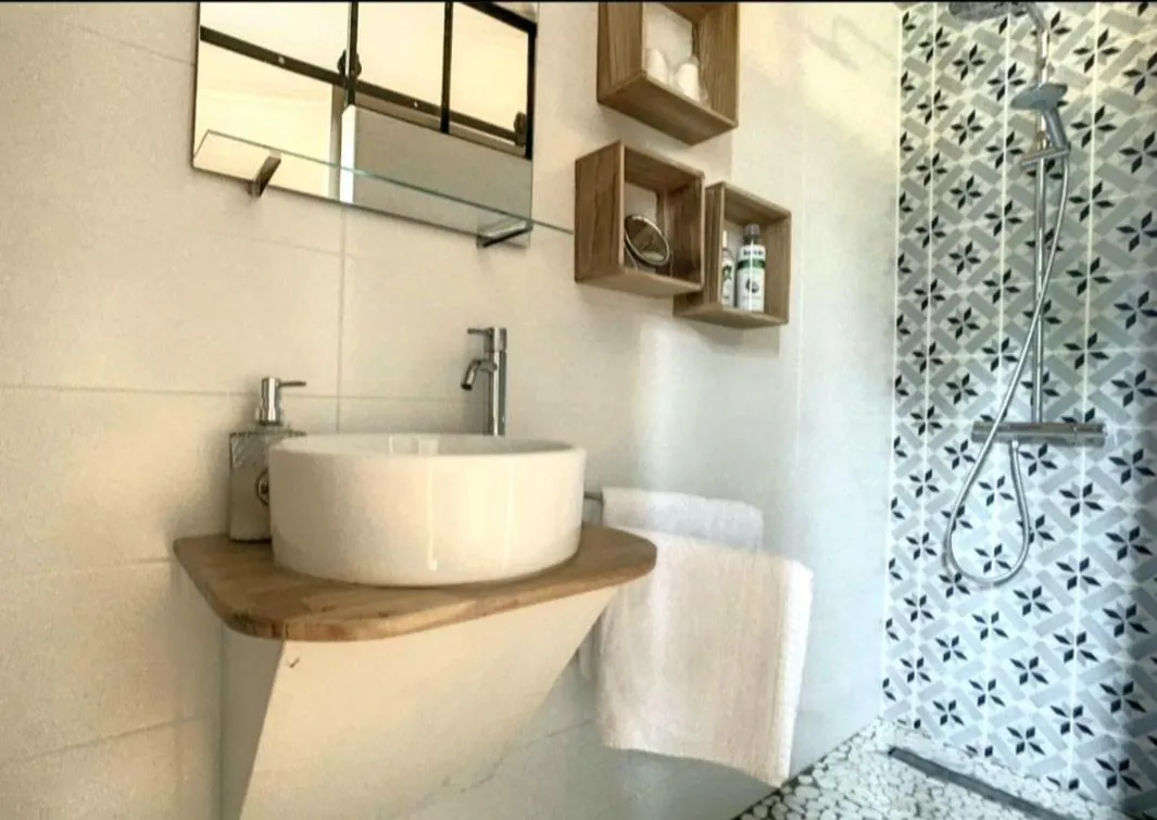 Bathroom in Les Glycines de Monchy- Chambres d'hôtes