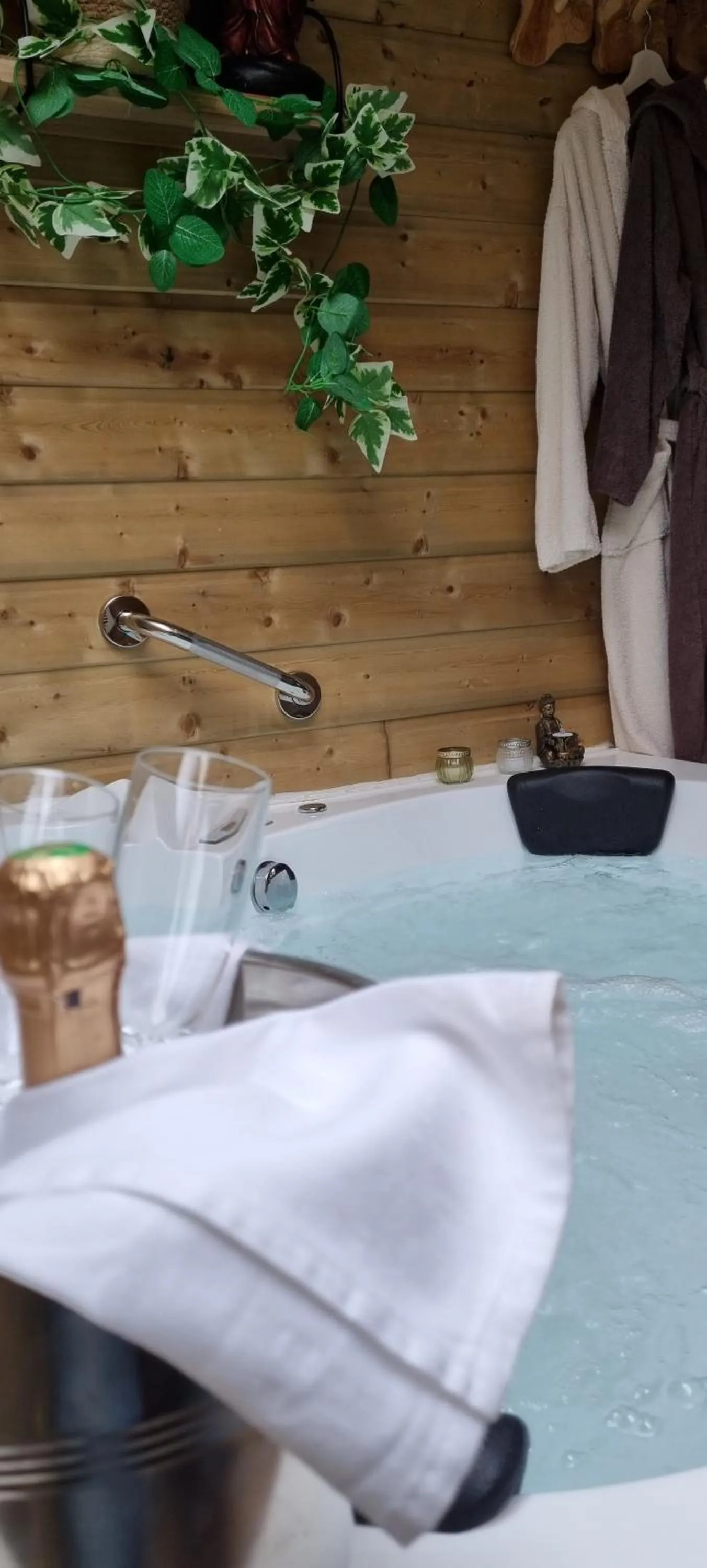 Hot Tub in Les Glycines de Monchy- Chambres d'hôtes