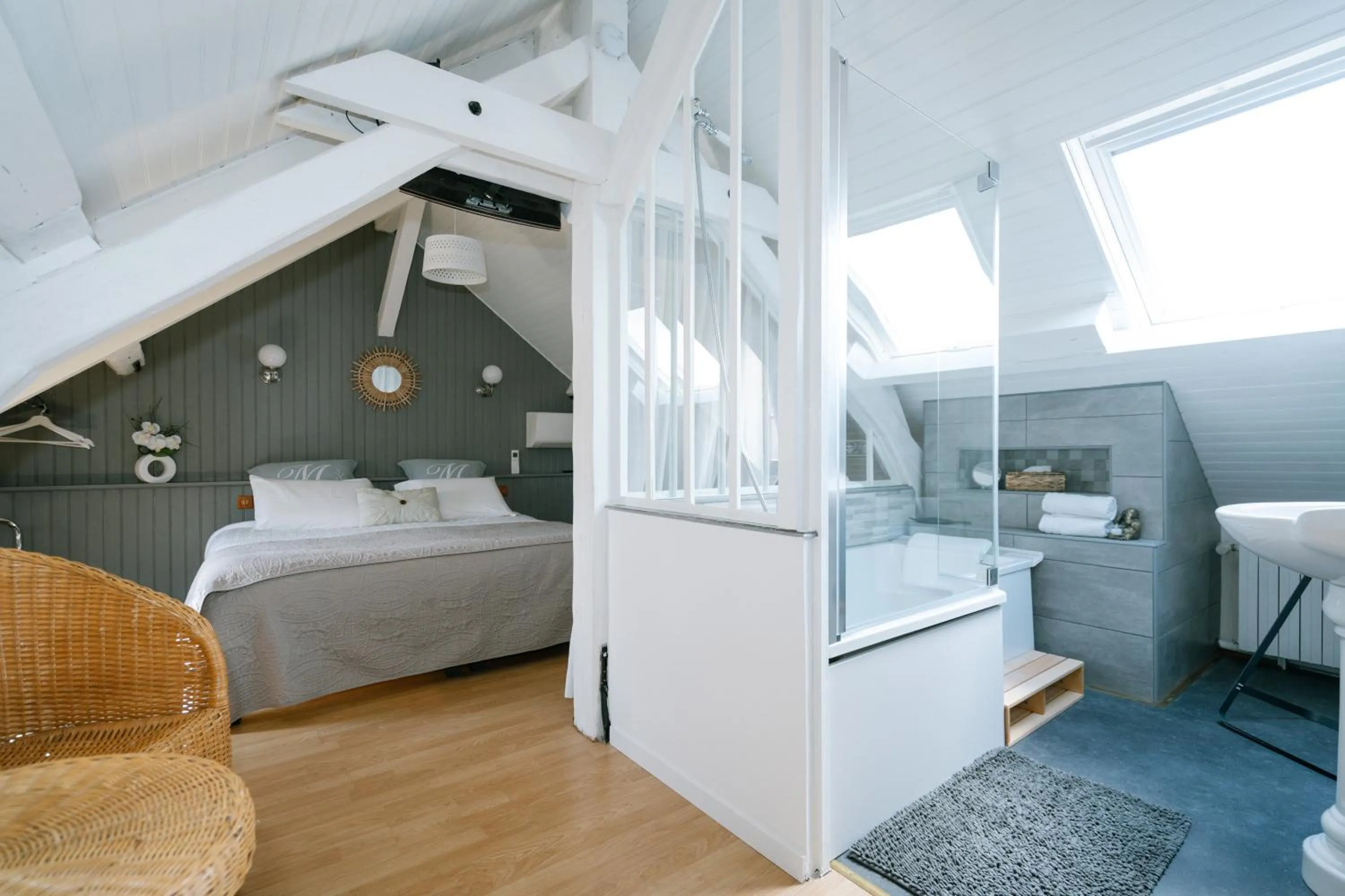 Shower, Bed in Les Glycines de Monchy- Chambres d'hôtes