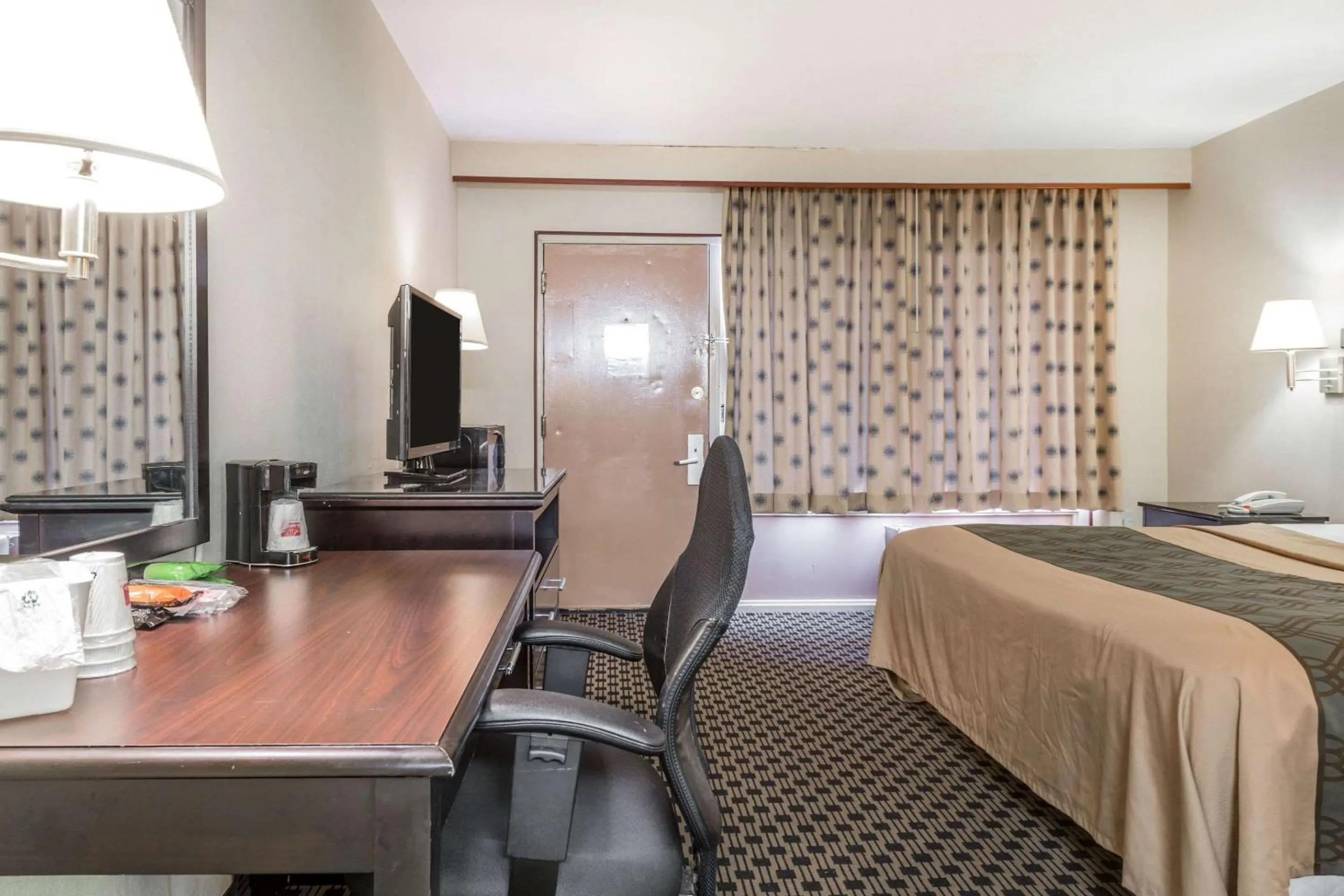 Photo of the whole room, Bed in Econo Lodge