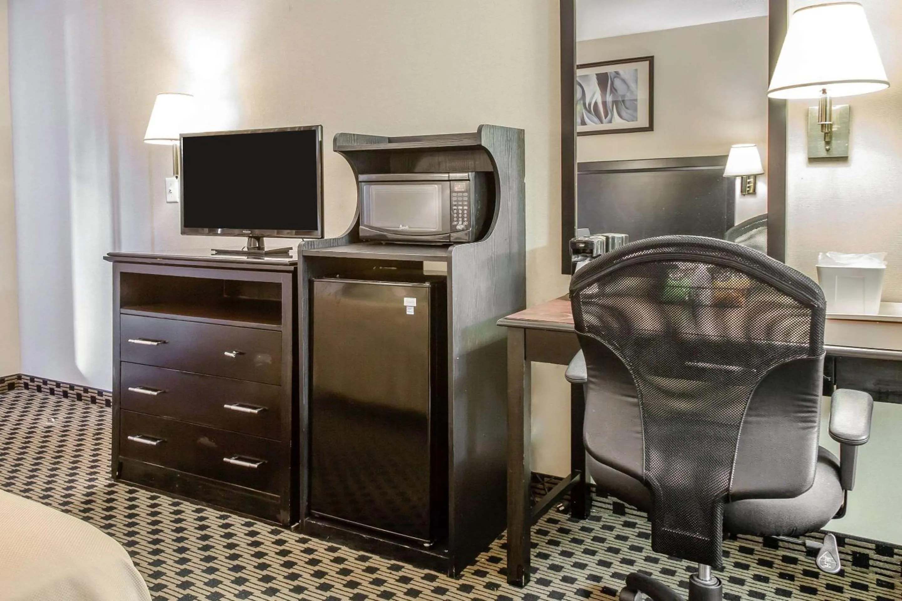 Photo of the whole room in Econo Lodge