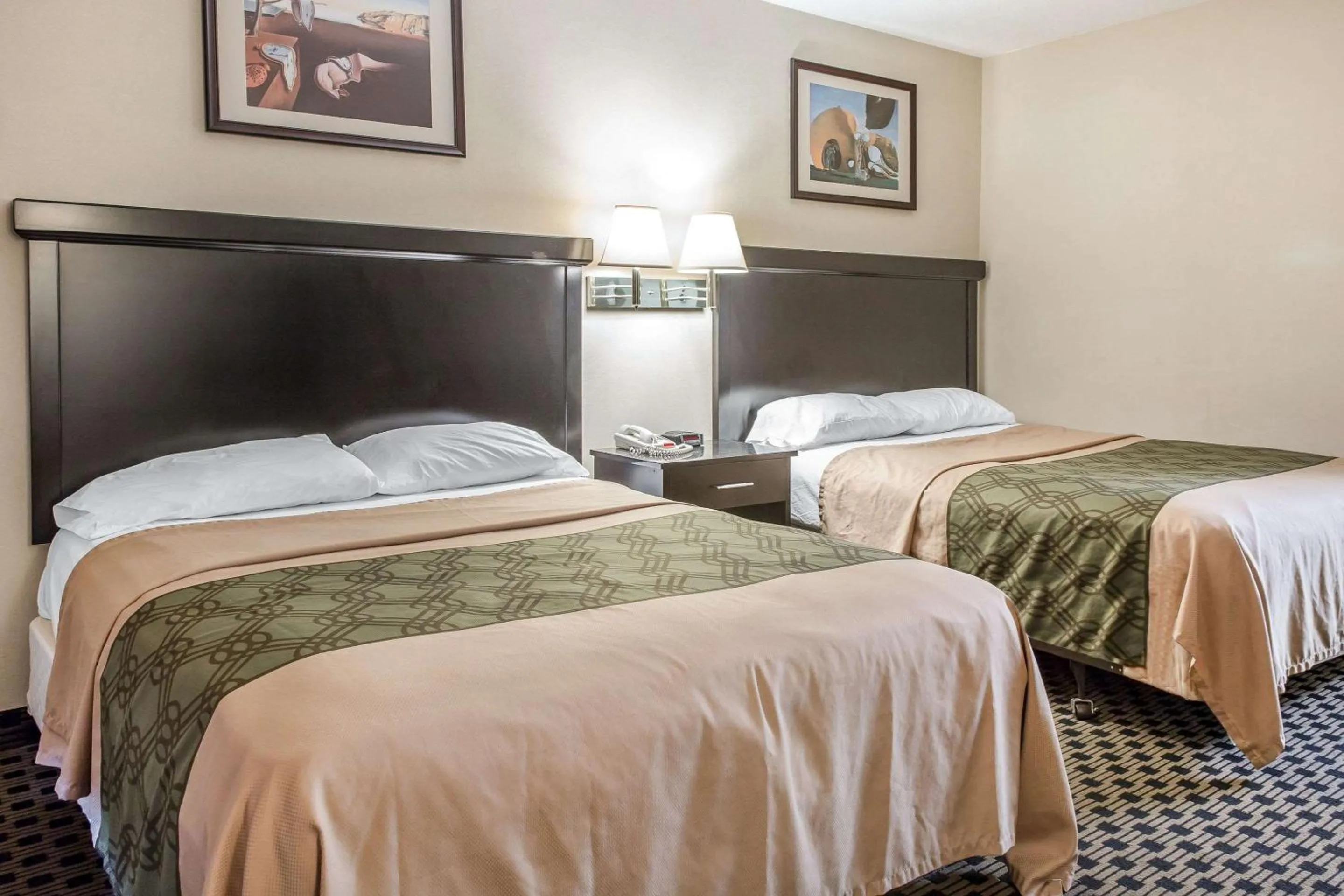 Photo of the whole room, Bed in Econo Lodge