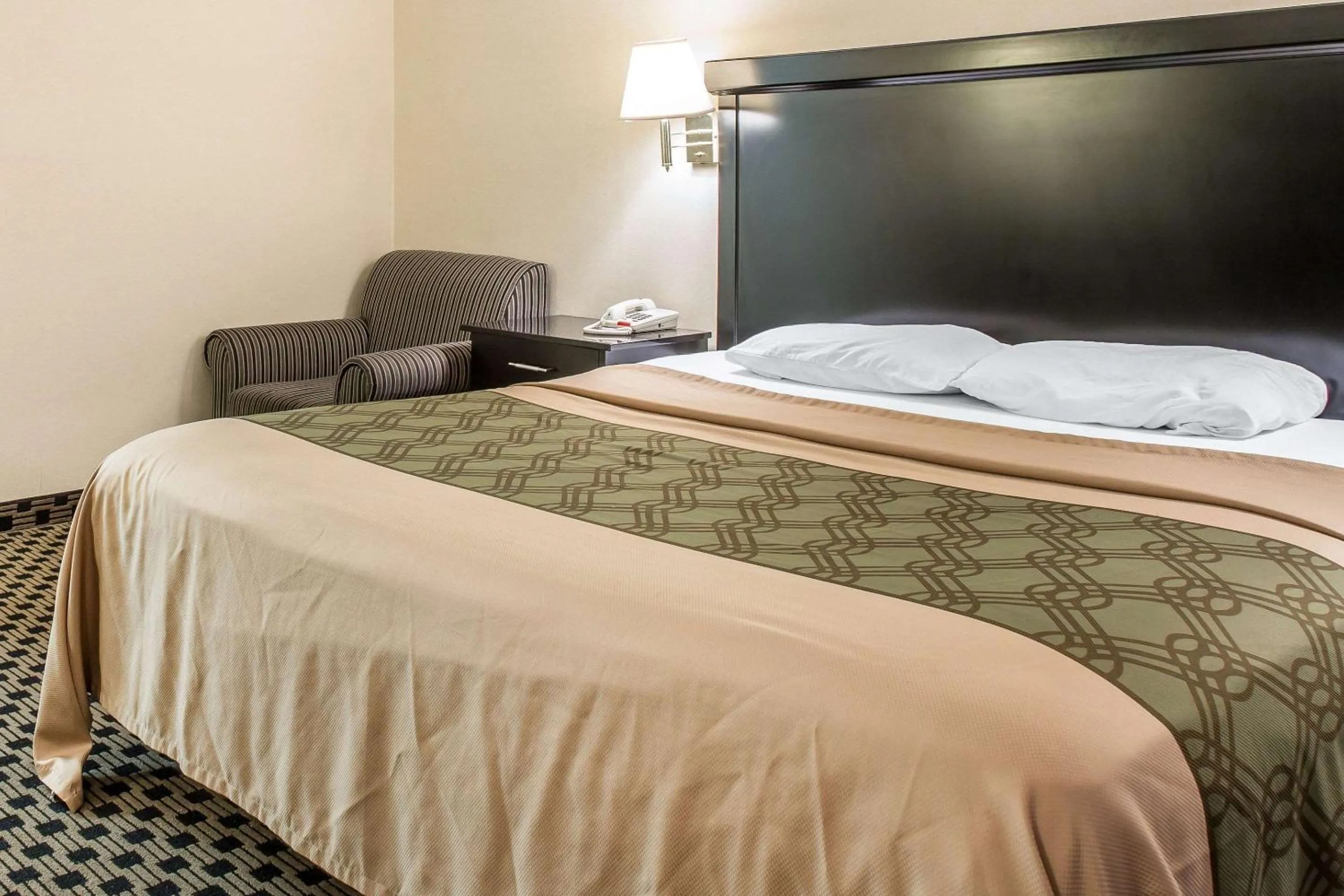 Photo of the whole room, Bed in Econo Lodge