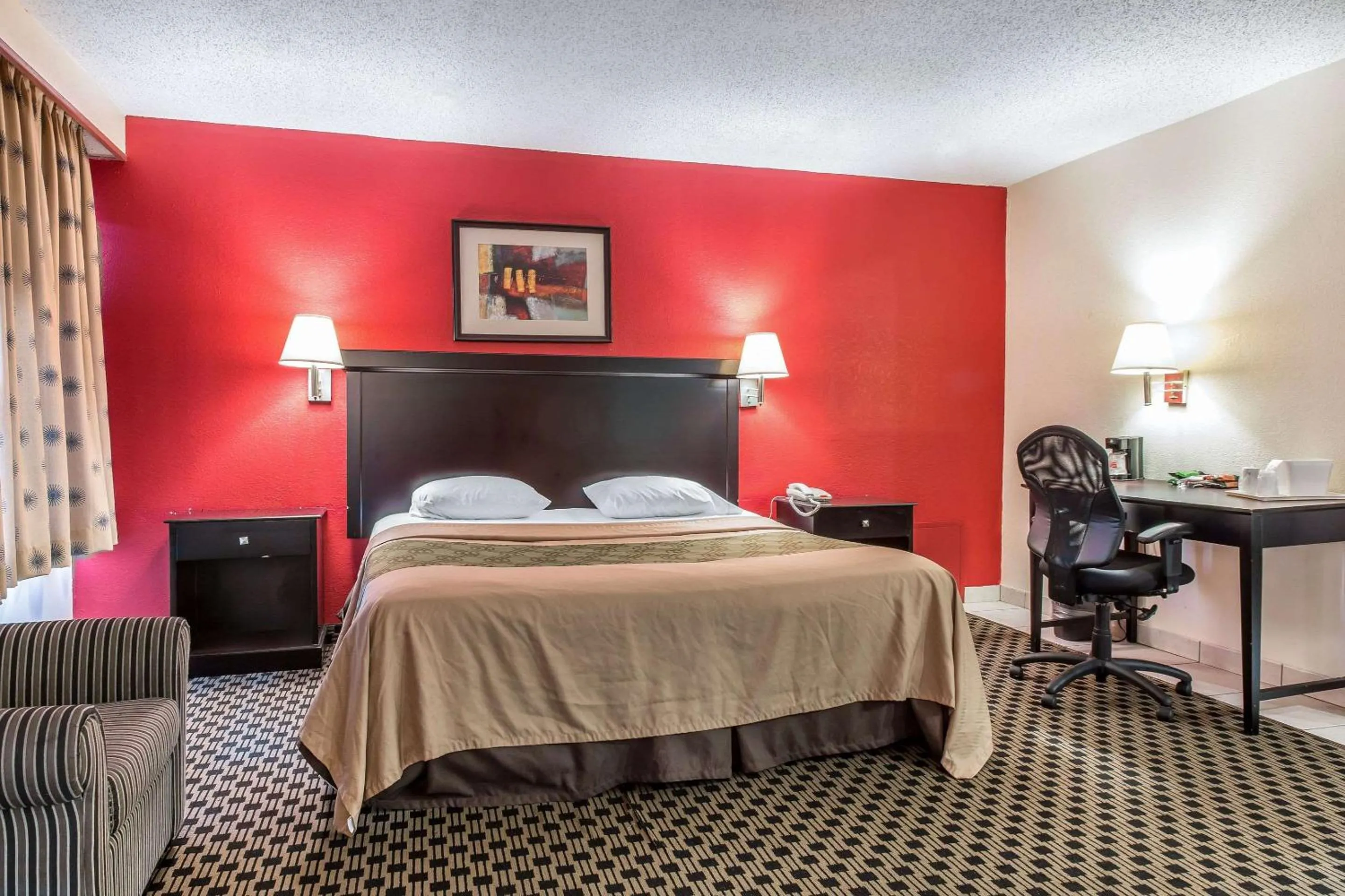 Photo of the whole room, Bed in Econo Lodge