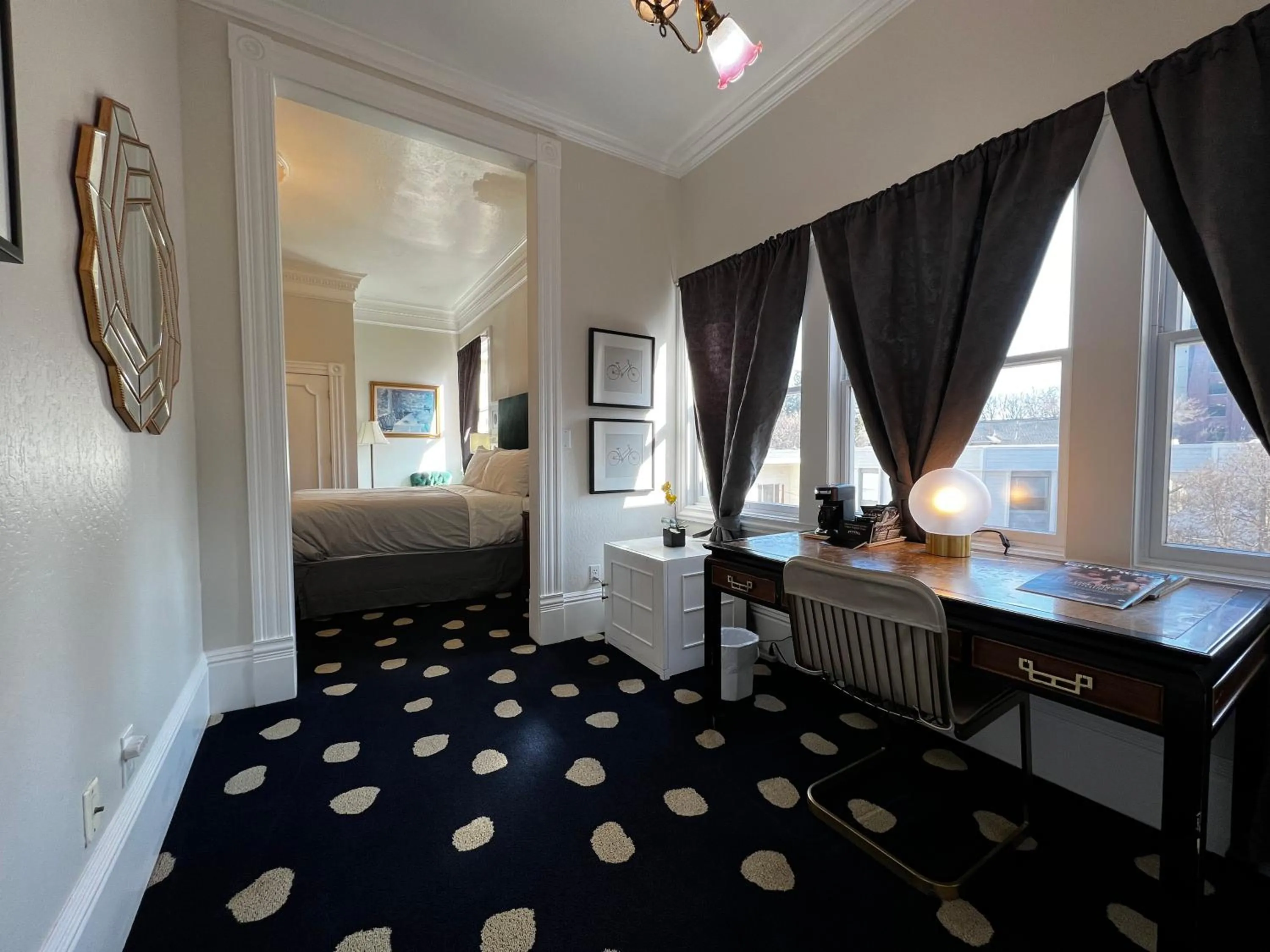 Living room, Bed in Sterling Hotel