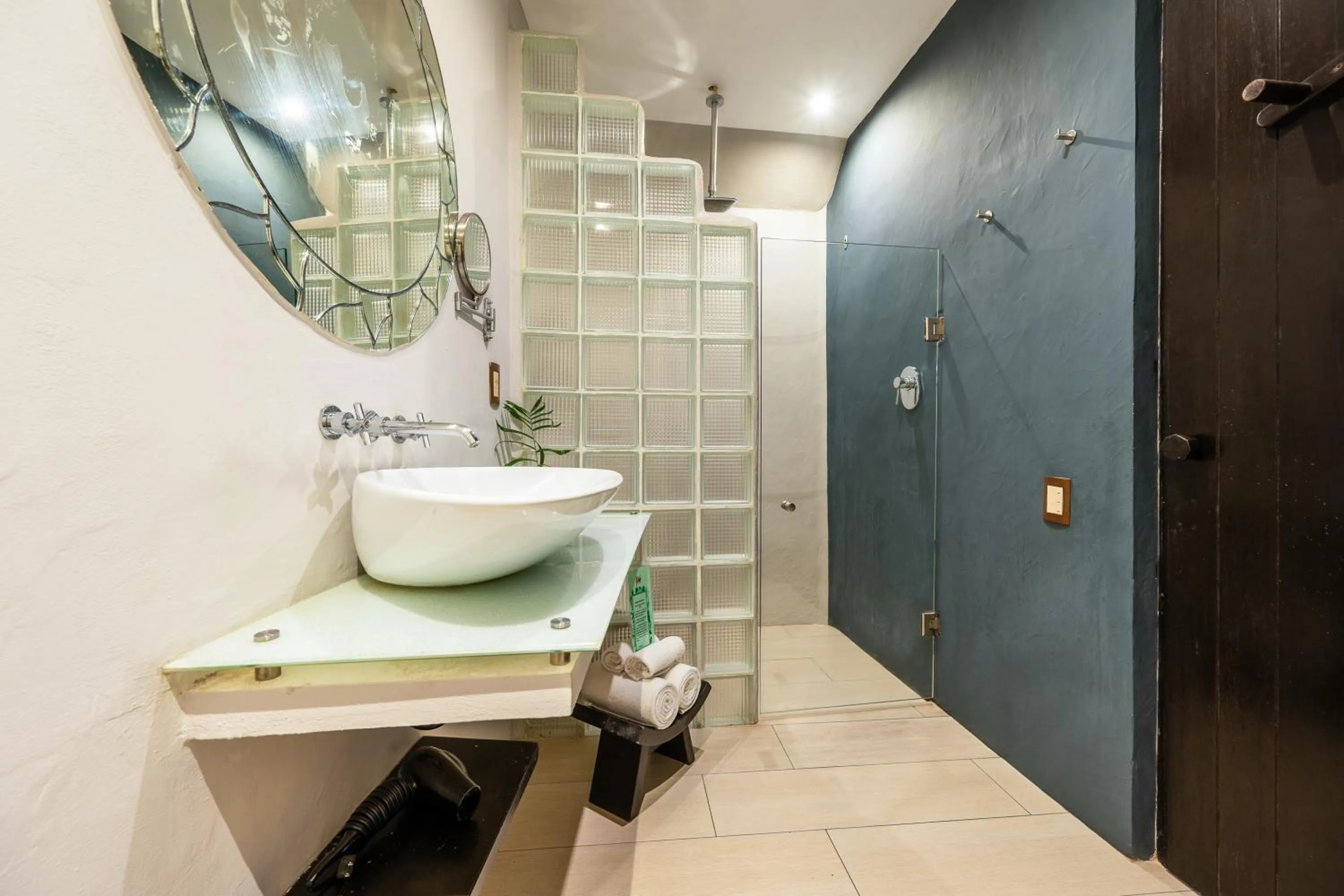 Shower in Kinbe Hotel Boutique