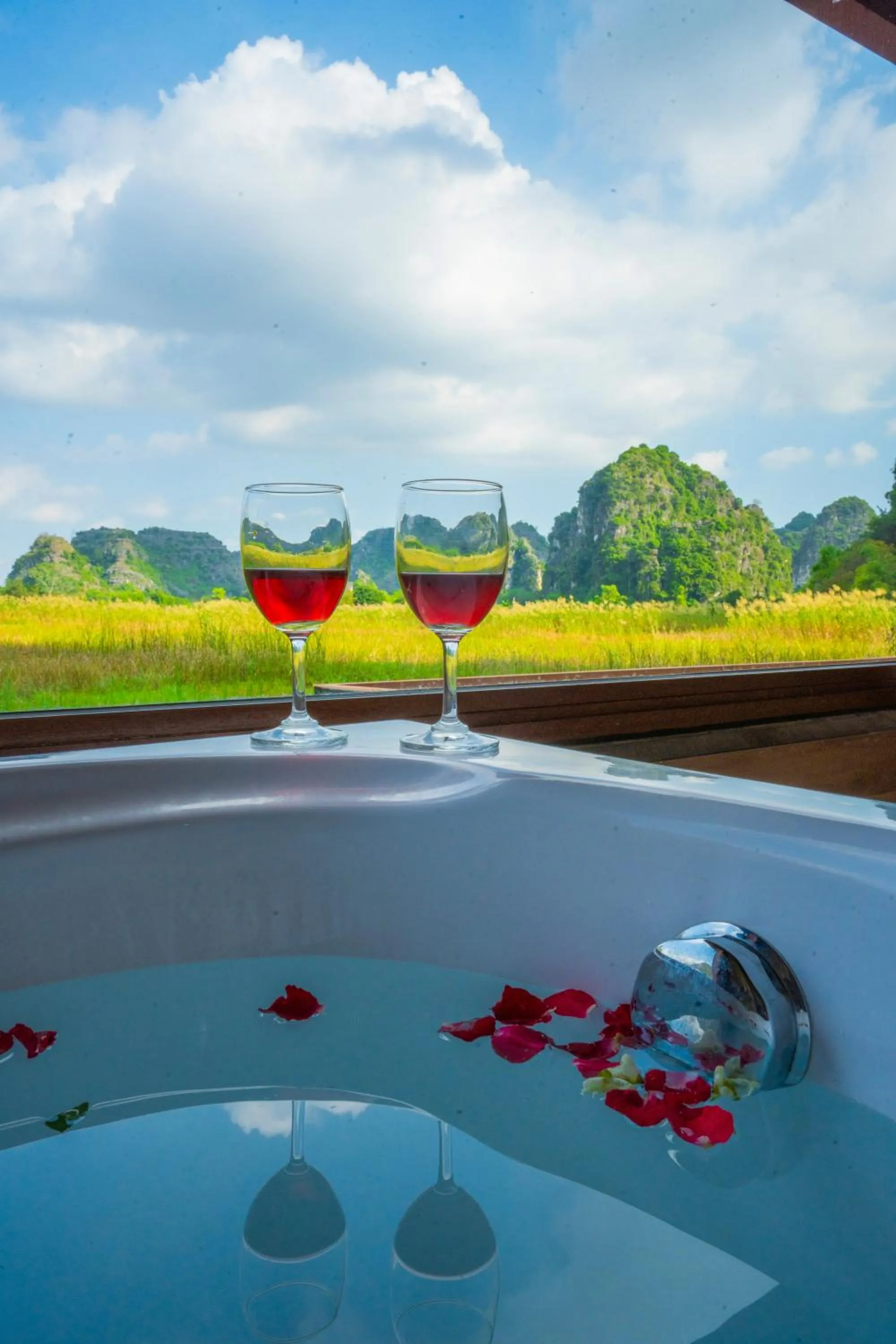 Hot Tub in Lotus Field Homestay