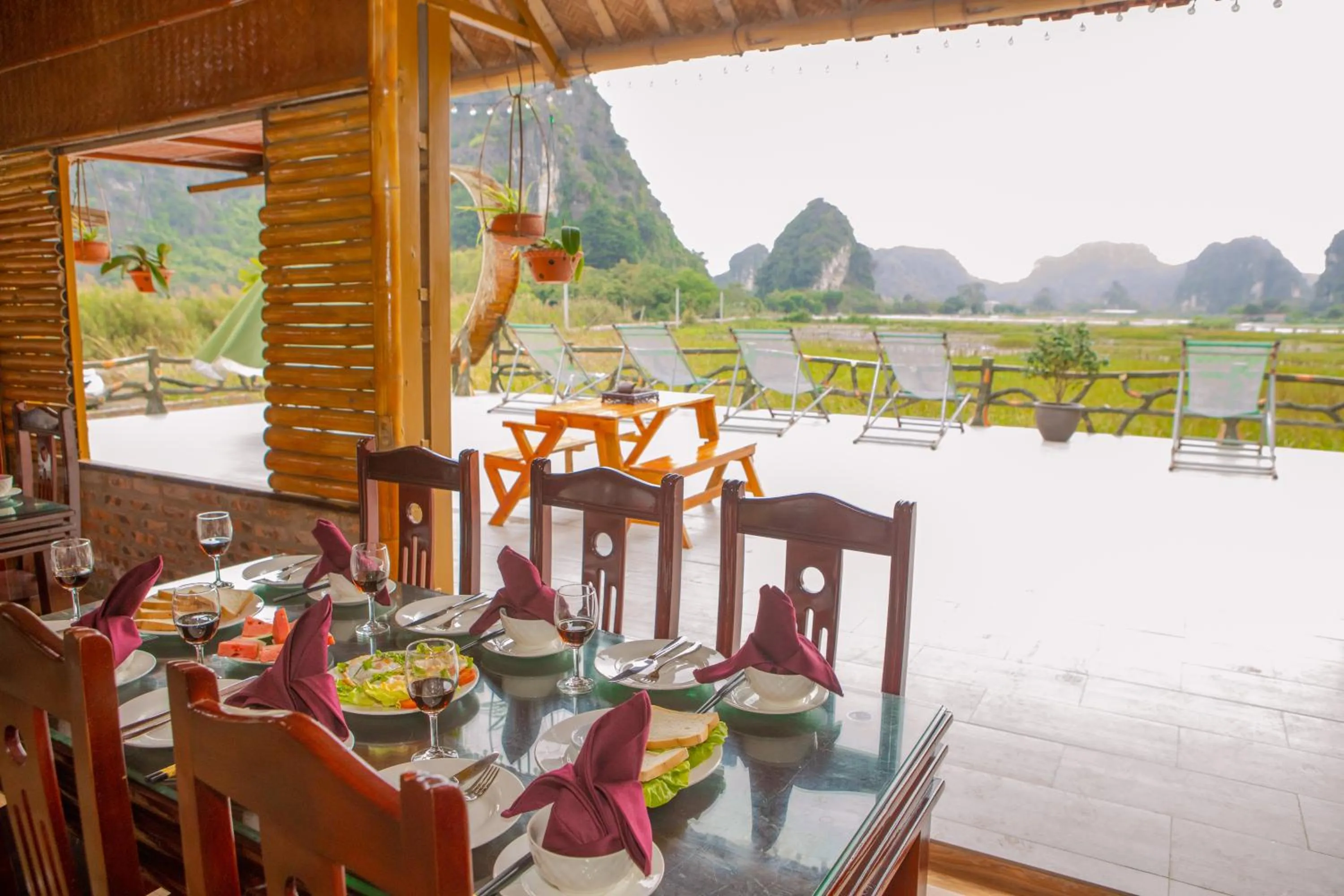 Restaurant/places to eat in Lotus Field Homestay