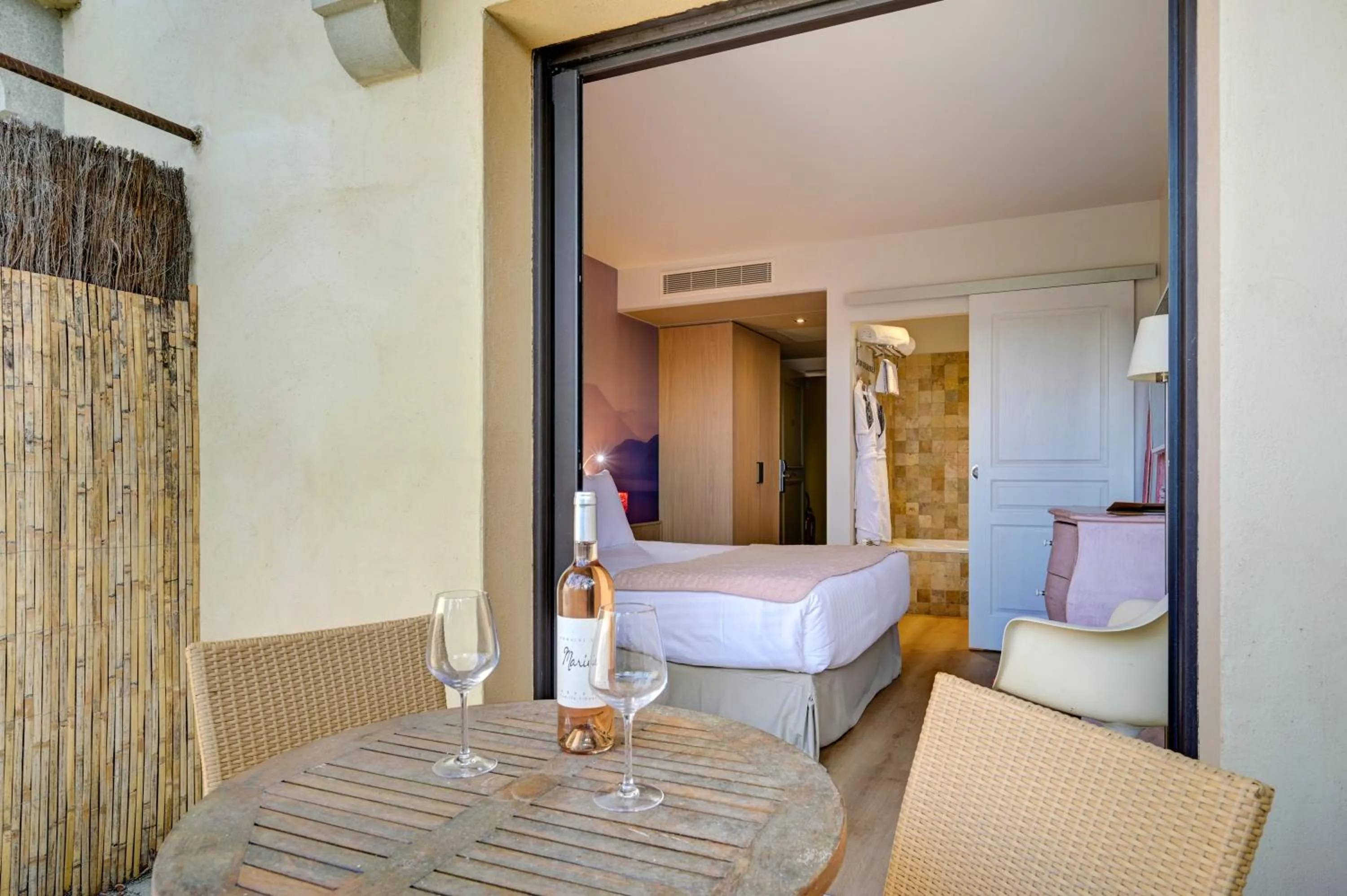 Patio, Bed in Hotel Bastide & SPA - Villa de Lourmarin