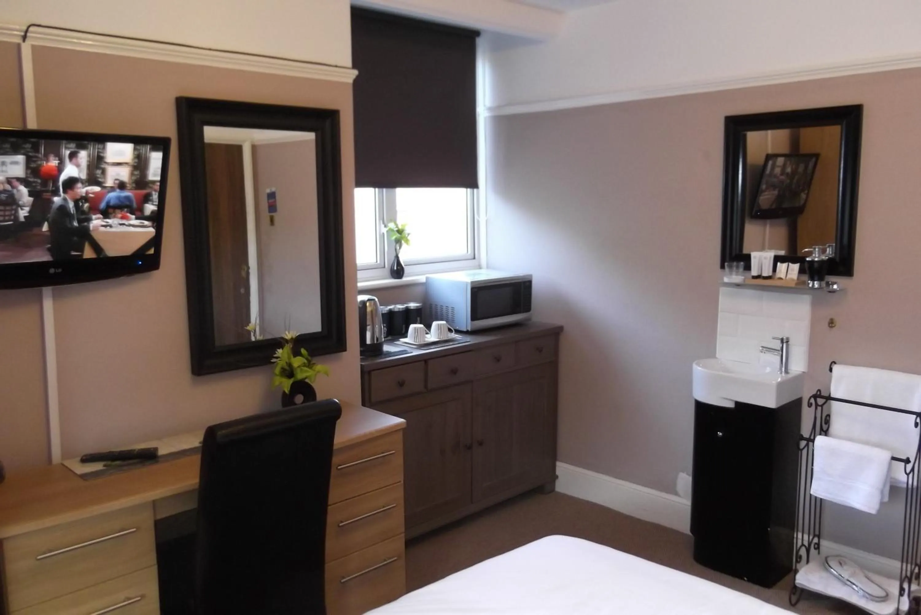 Photo of the whole room in The Ship Inn