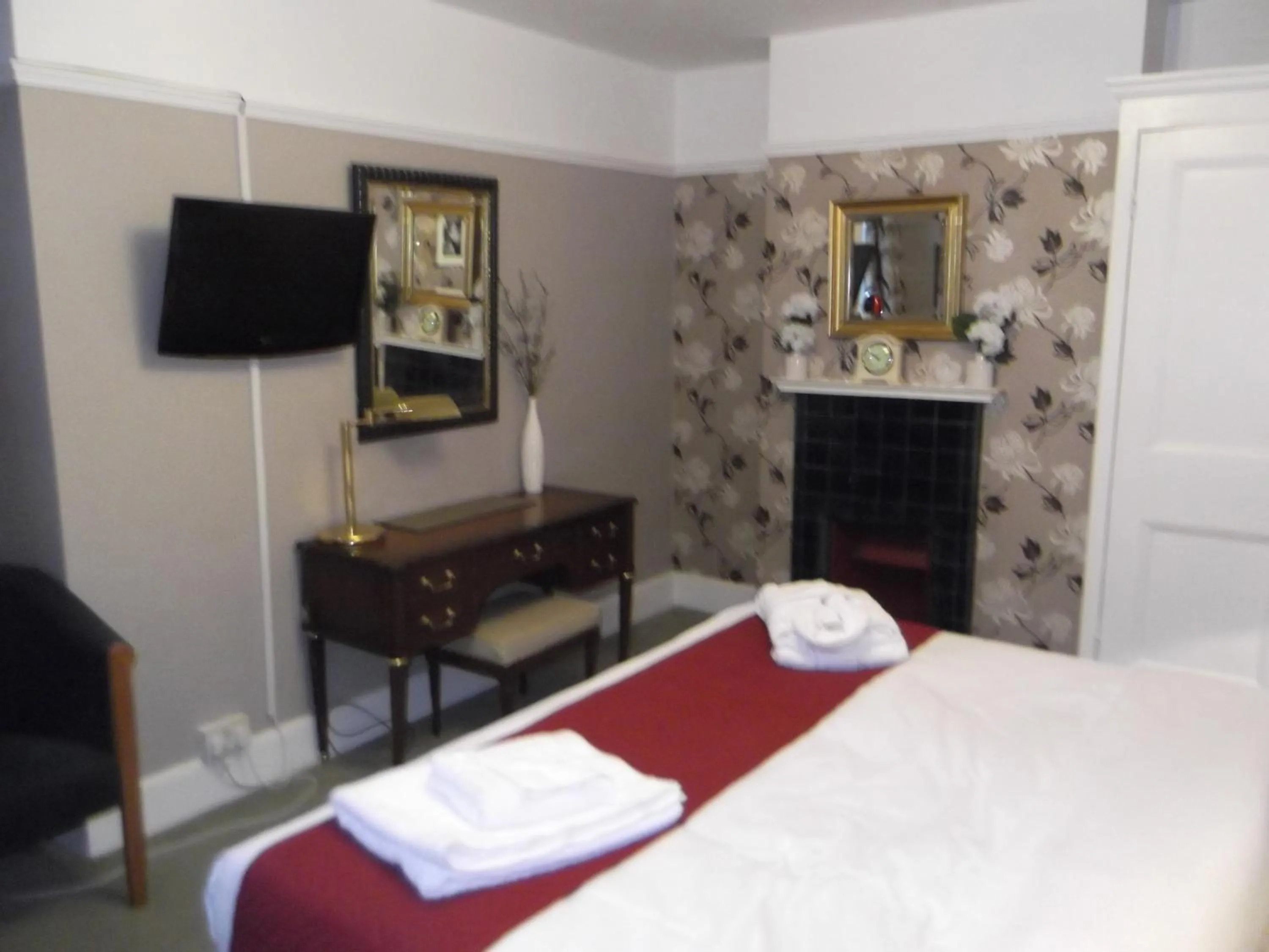 Photo of the whole room, Bed in The Ship Inn