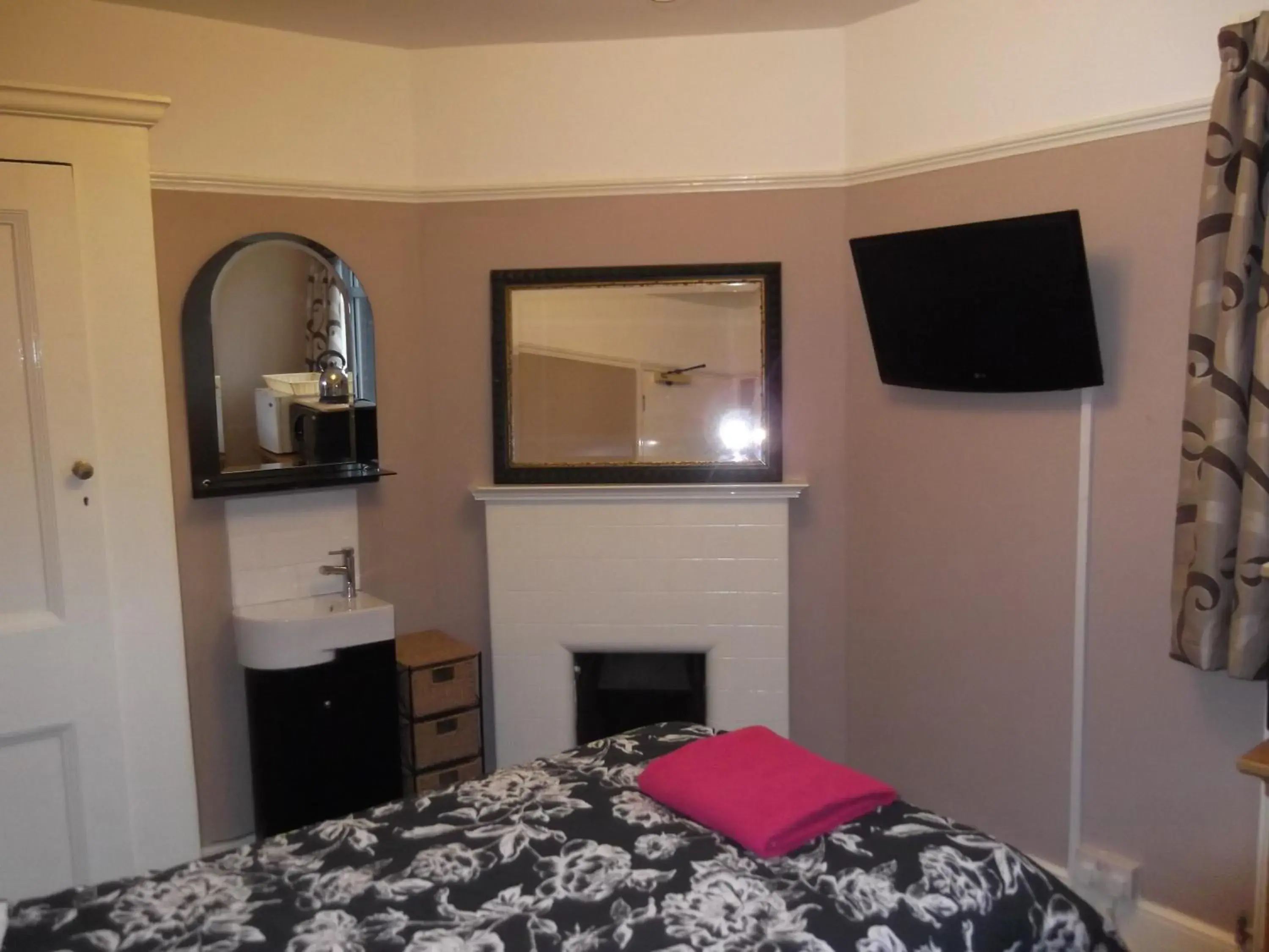 Single Room with Shared Bathroom in The Ship Inn Single Room with Shared Bathroom in The Ship Inn