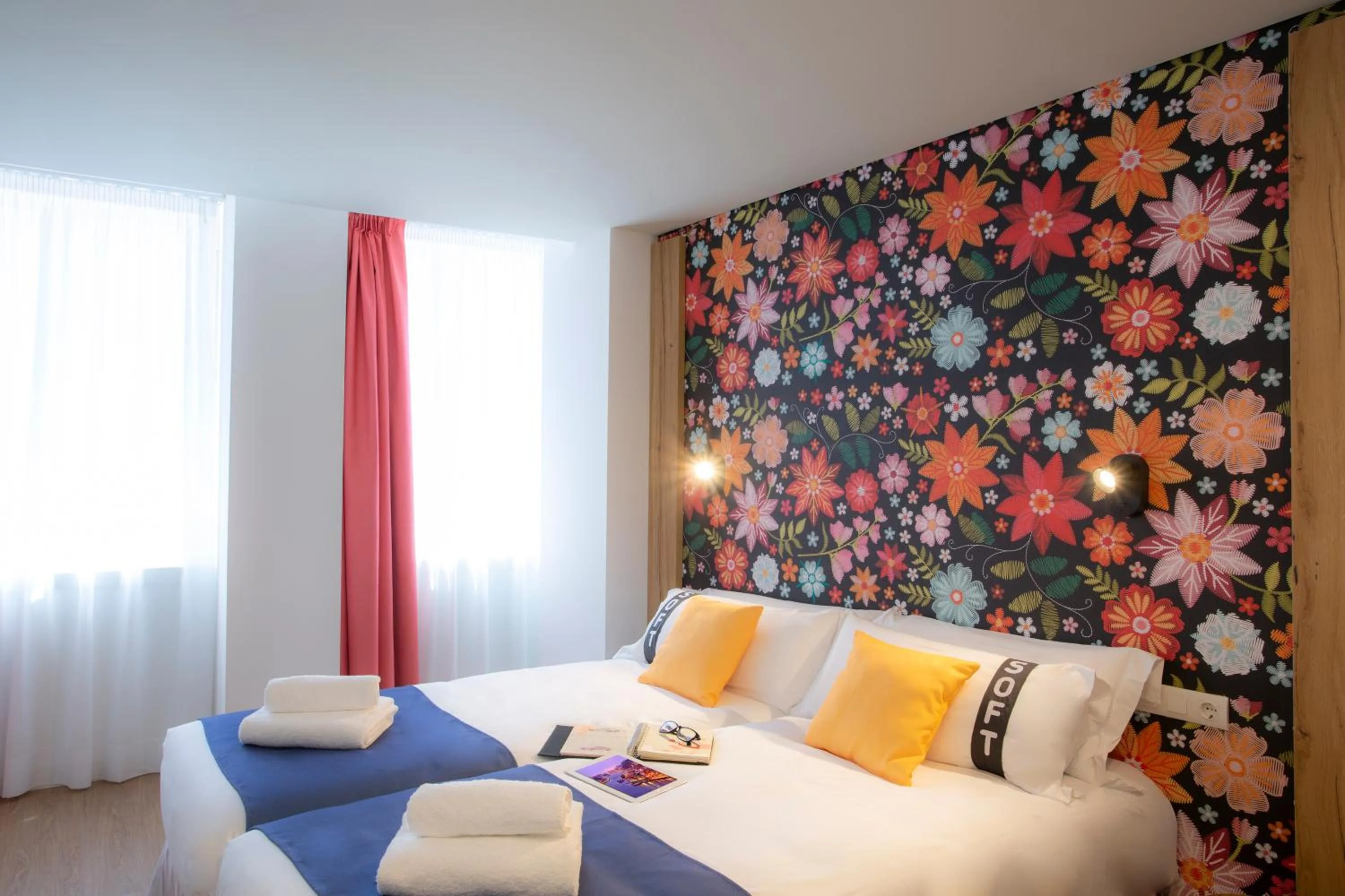 Photo of the whole room, Bed in Casual Raízes Porto