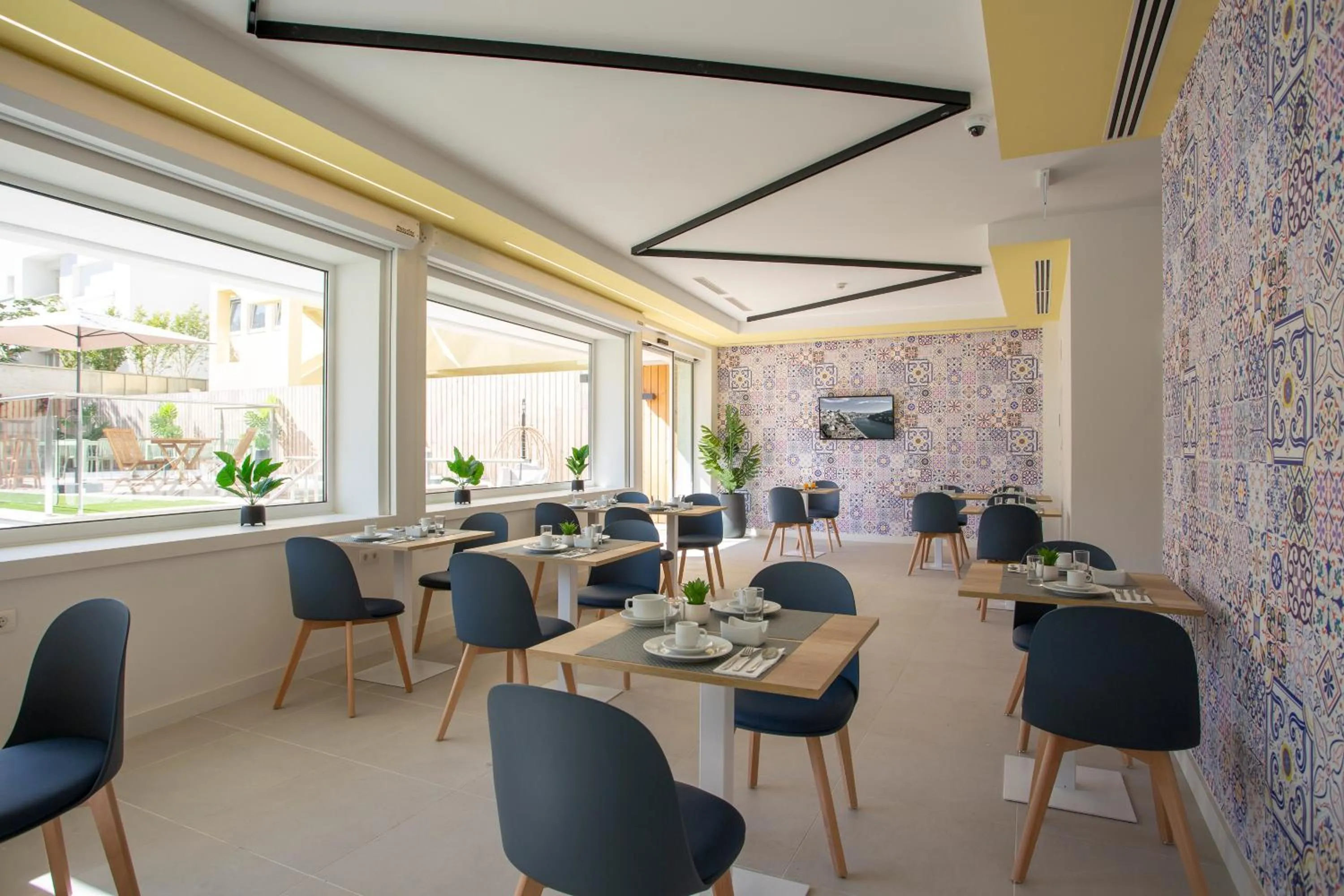 Buffet breakfast in Casual Raízes Porto