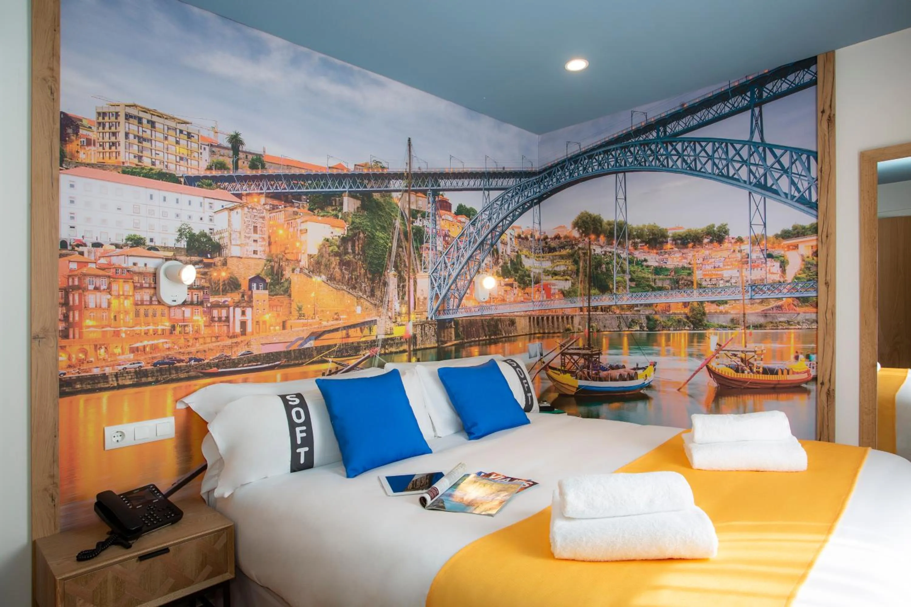 Photo of the whole room, Bed in Casual Raízes Porto