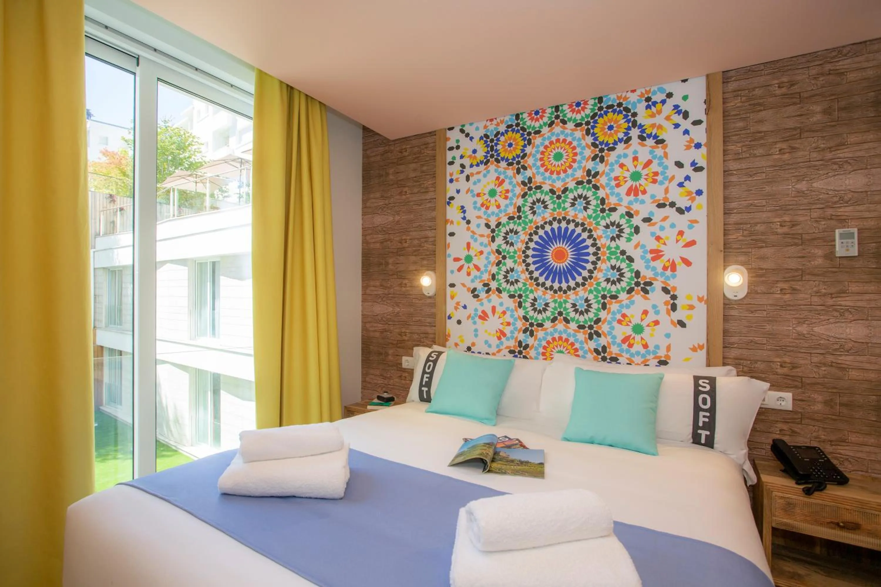 Photo of the whole room, Bed in Casual Raízes Porto