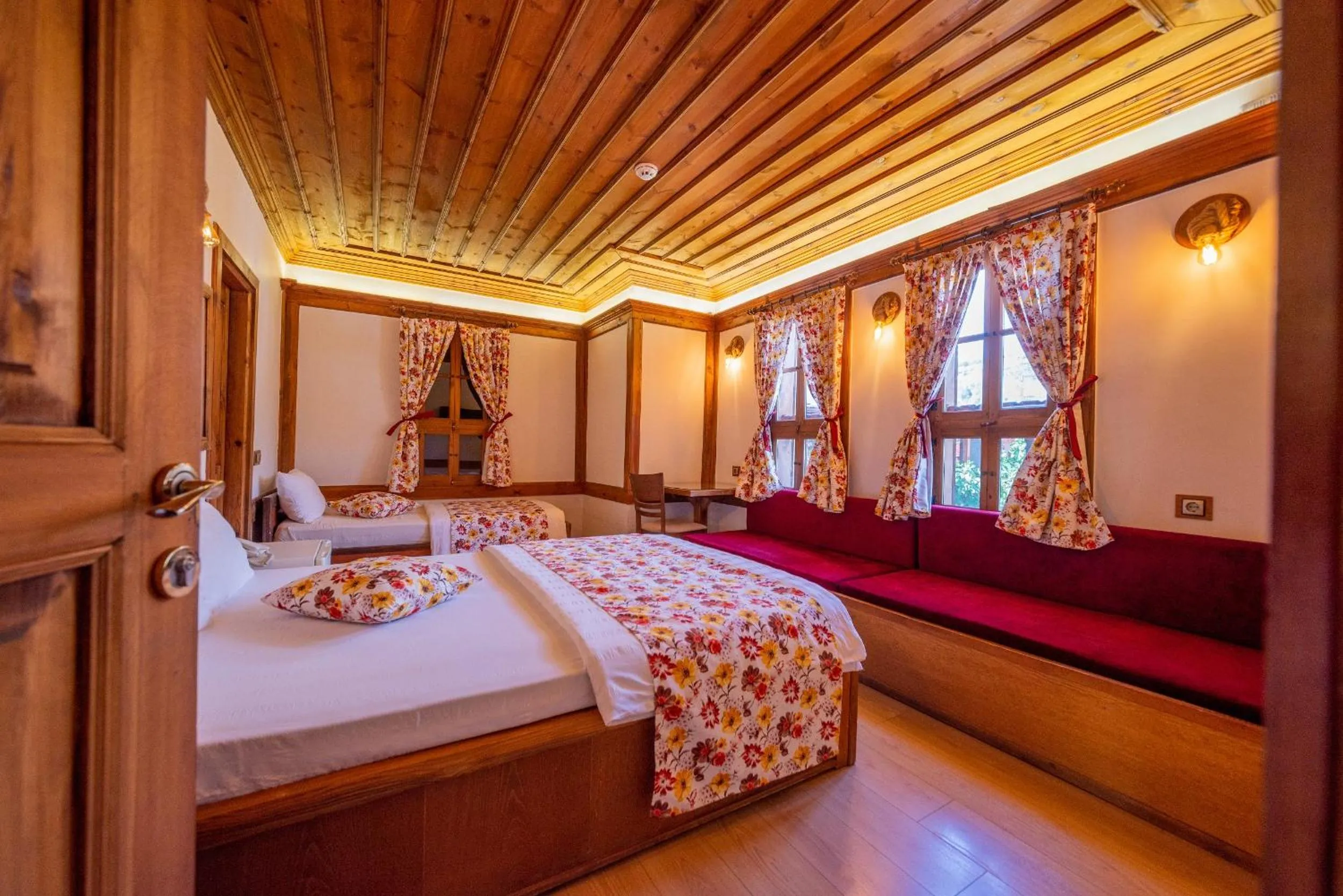 Photo of the whole room, Bed in Cesmeli Konak Corner