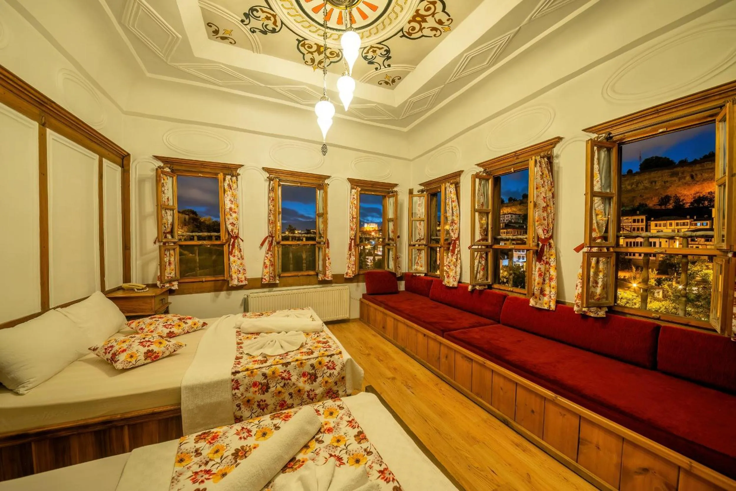 Photo of the whole room, Bed in Cesmeli Konak Corner