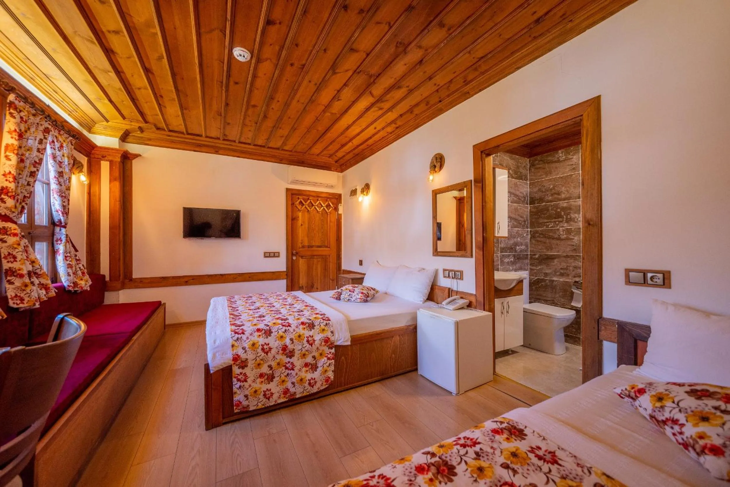 Photo of the whole room, Bed in Cesmeli Konak Corner