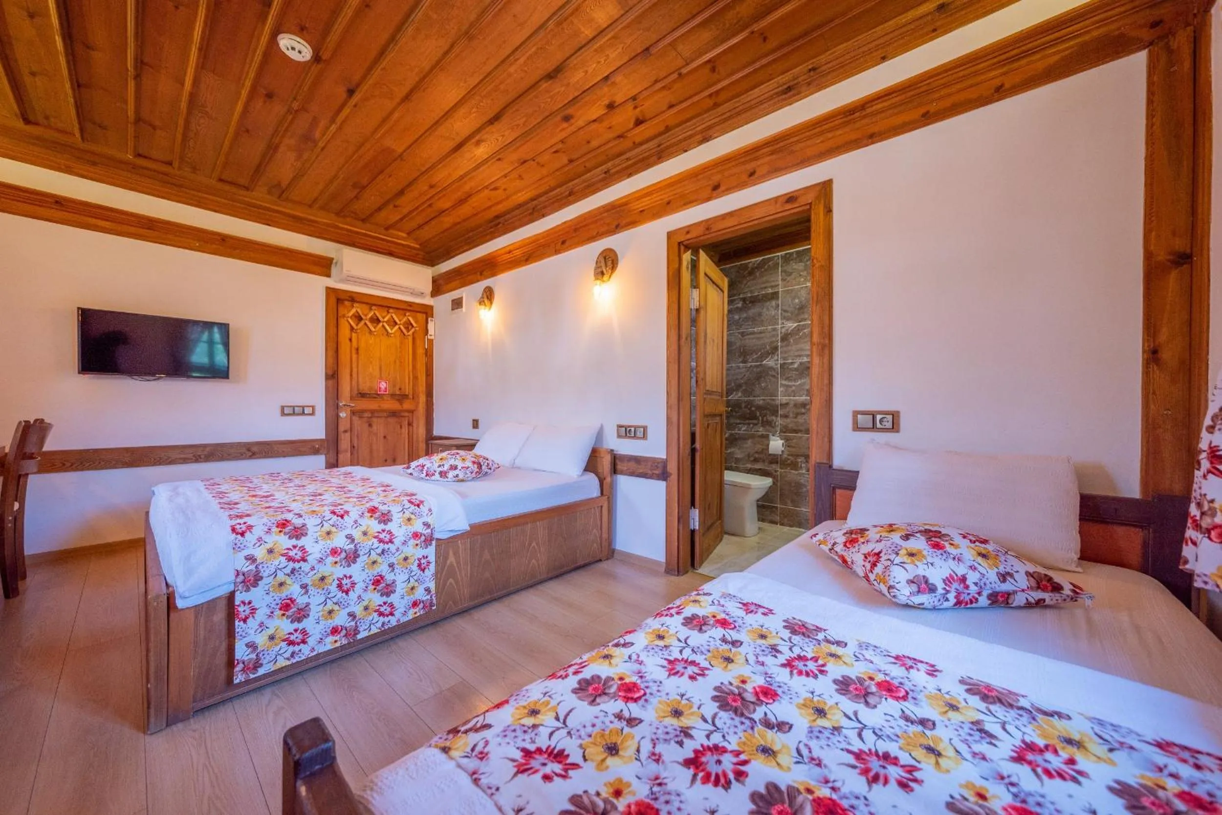 Photo of the whole room, Bed in Cesmeli Konak Corner