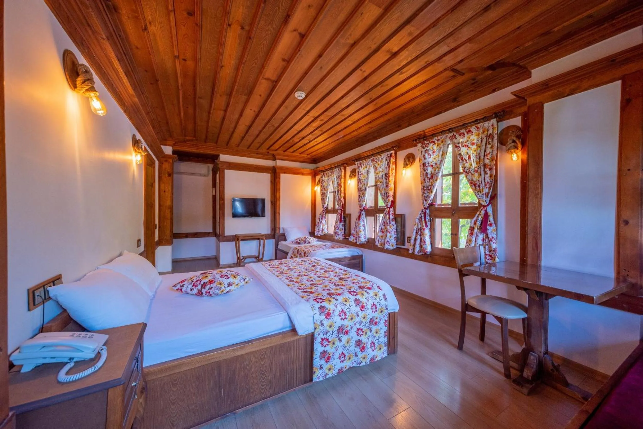 Photo of the whole room, Bed in Cesmeli Konak Corner