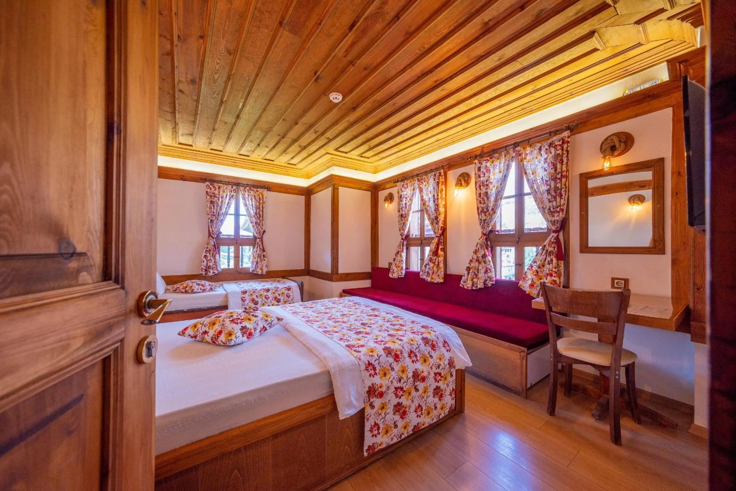 Photo of the whole room, Bed in Cesmeli Konak Corner