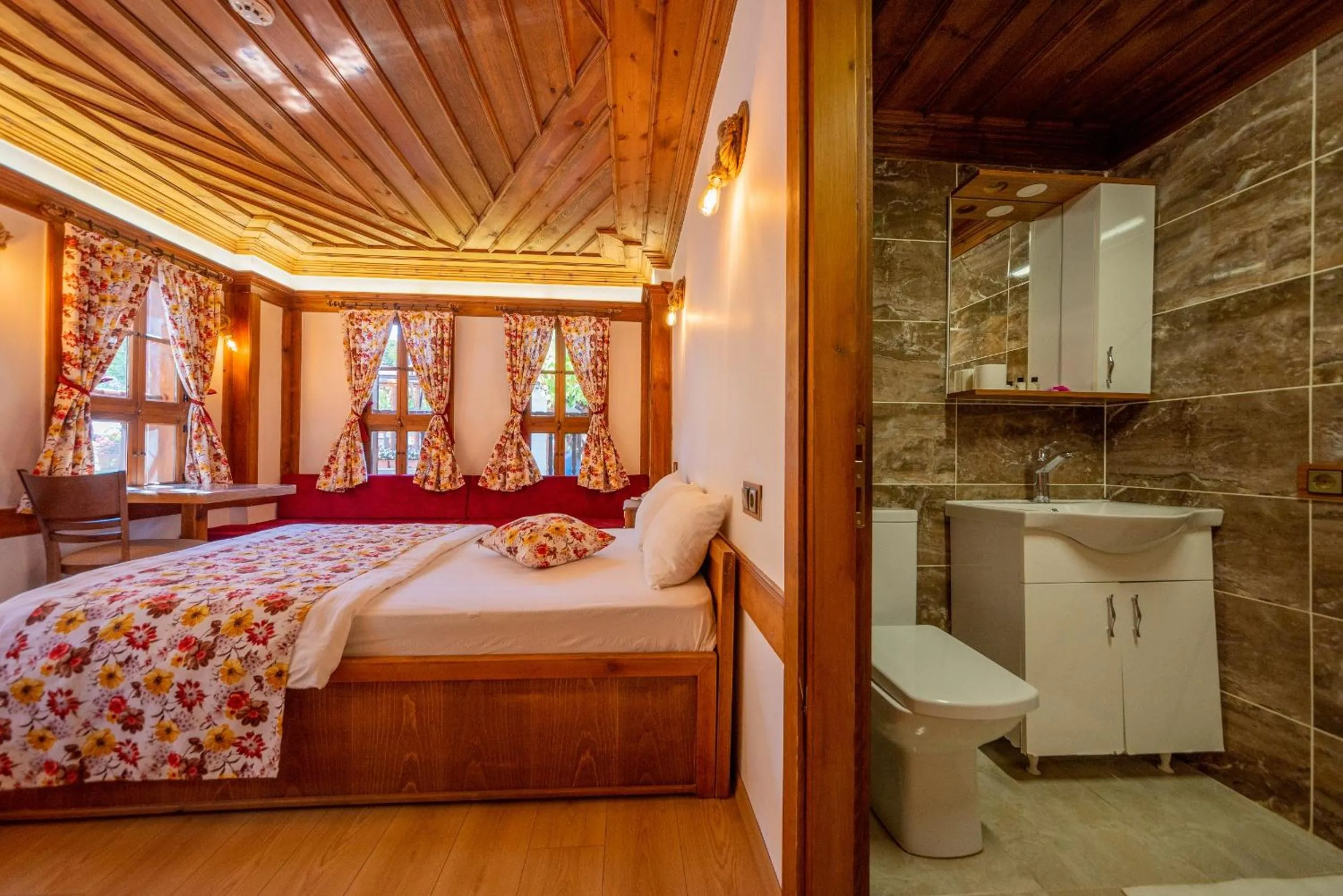 Photo of the whole room, Bed in Cesmeli Konak Corner