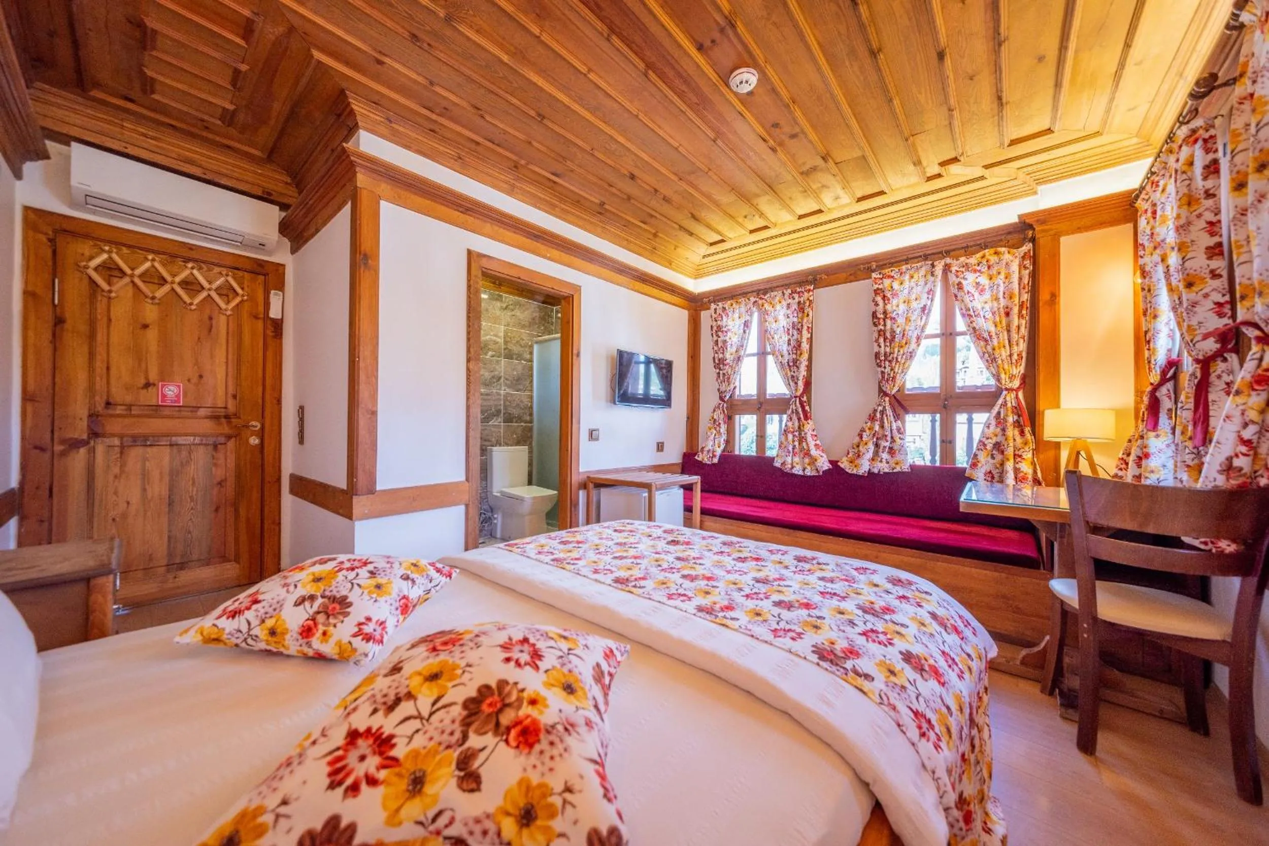 Photo of the whole room, Bed in Cesmeli Konak Corner