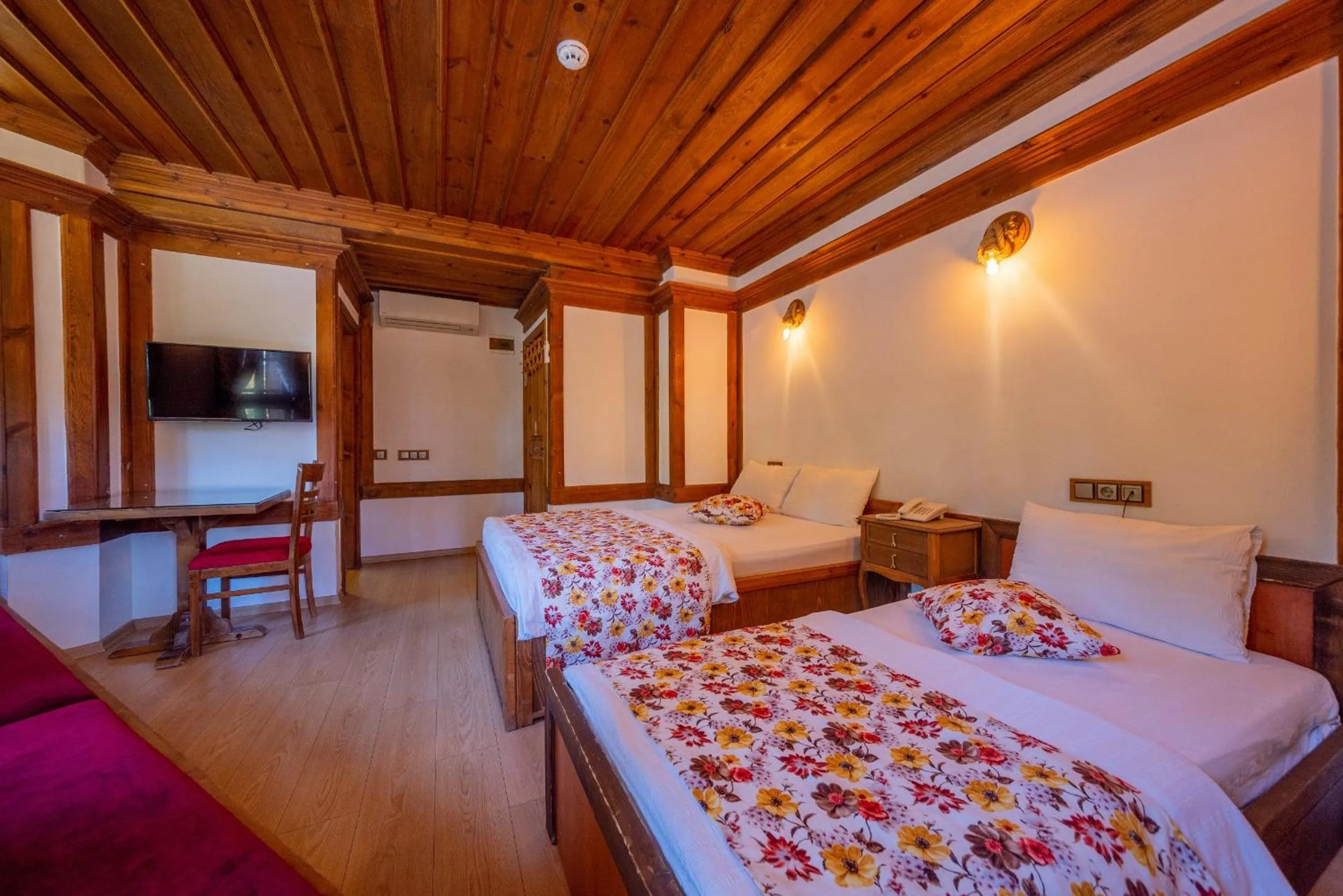 Photo of the whole room, Bed in Cesmeli Konak Corner