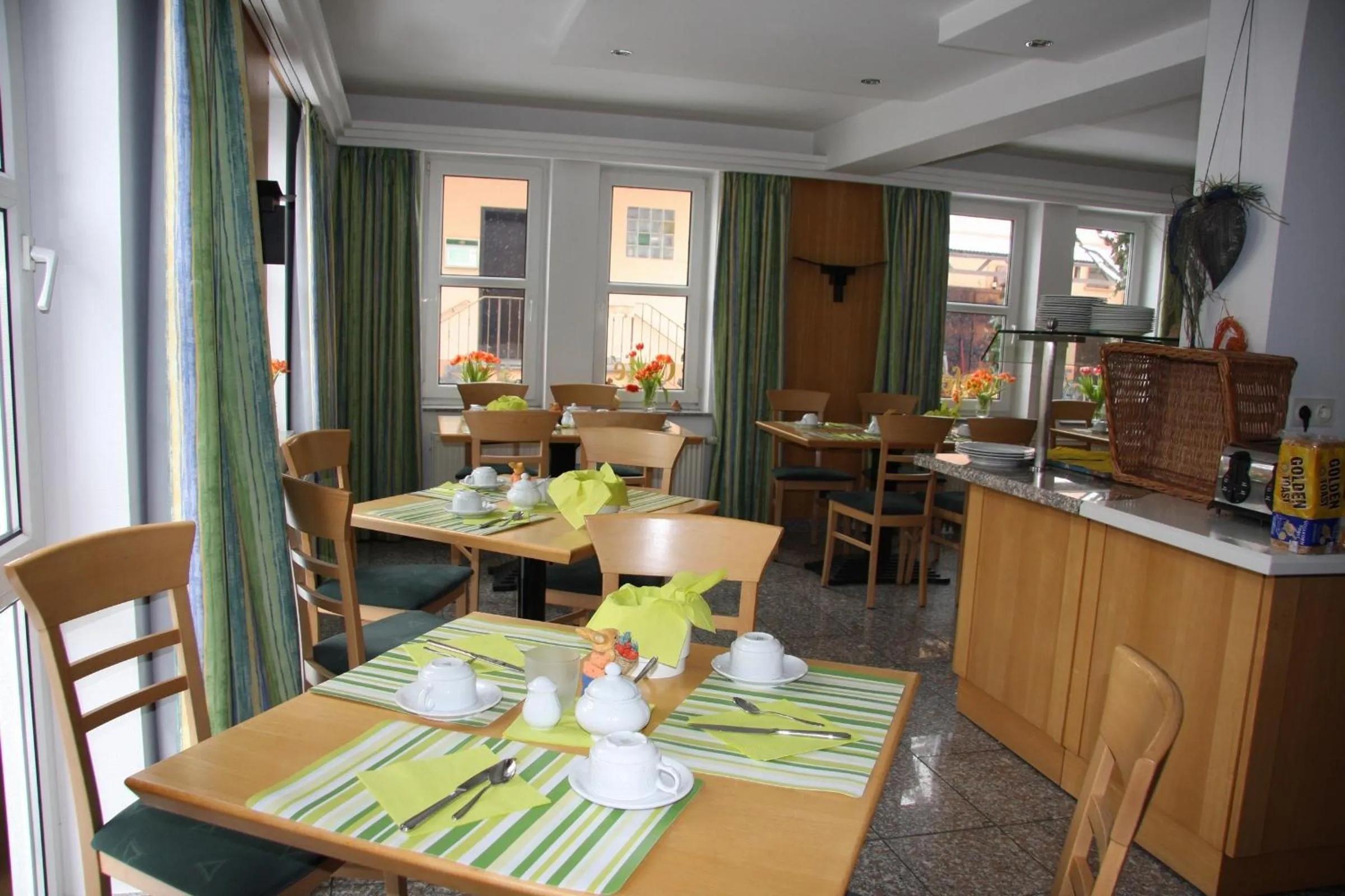 Restaurant/places to eat in Hotel Gasthof Grüner Wald