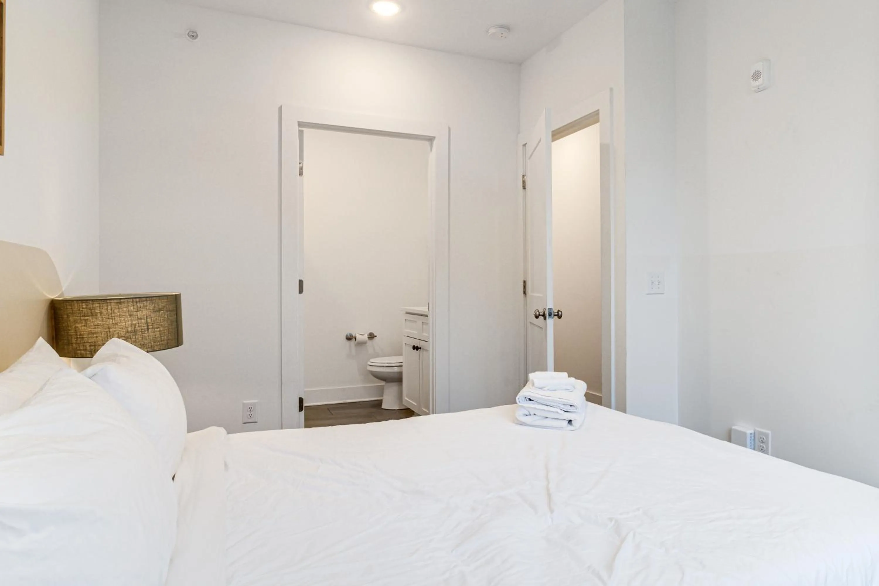 Toilet, Bed in Sonder The High Note