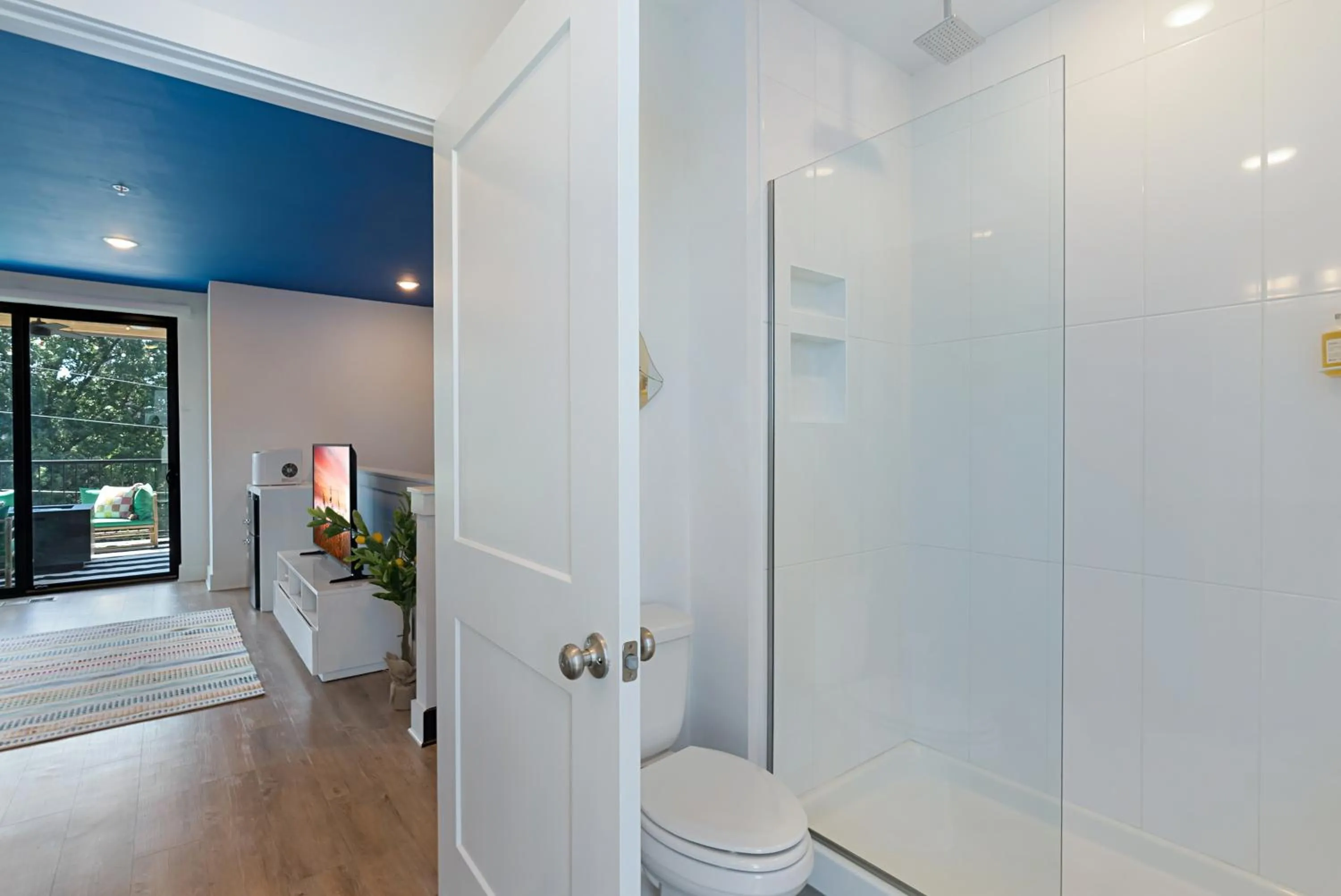 Toilet in Sonder The High Note