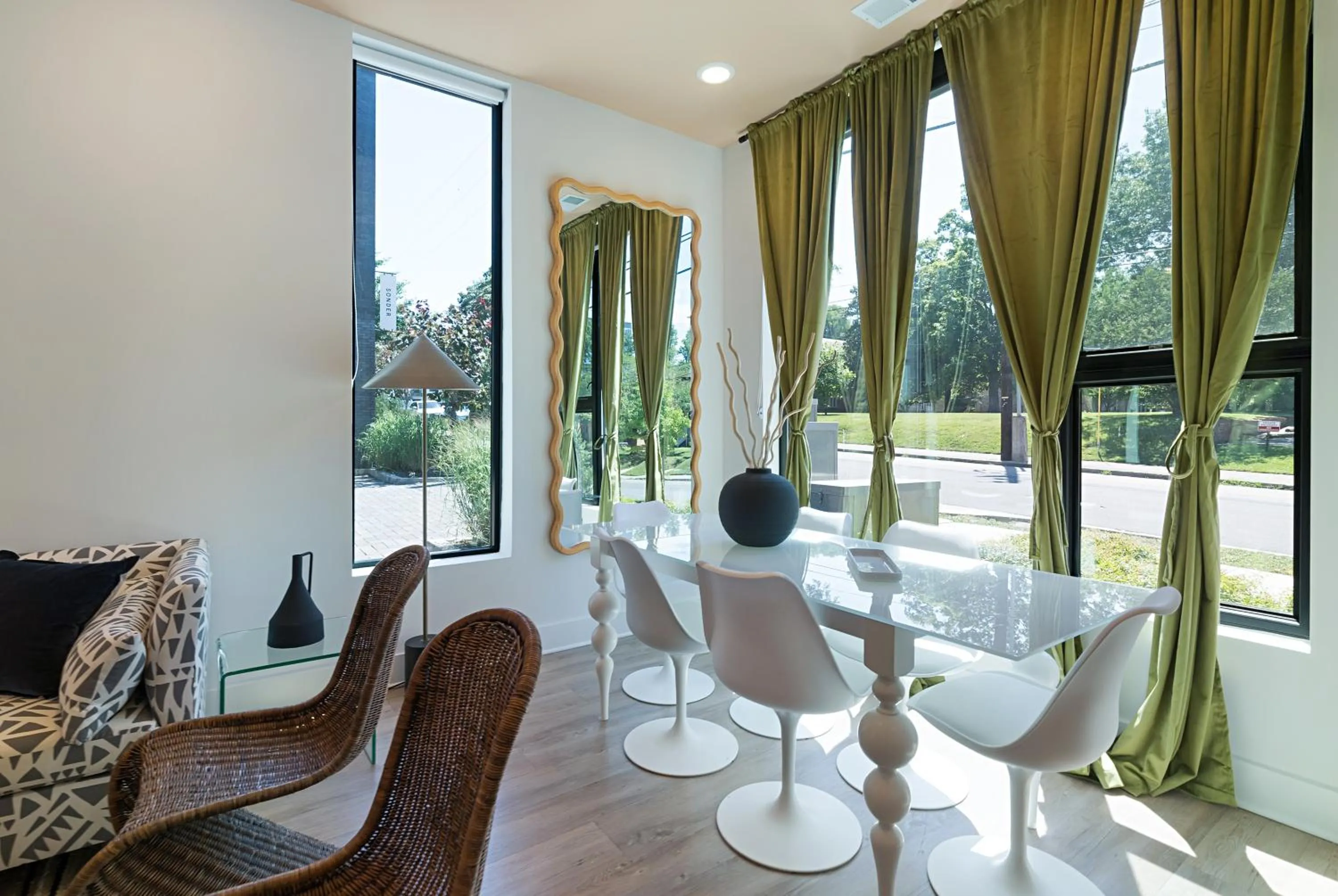 Dining area in Sonder The High Note