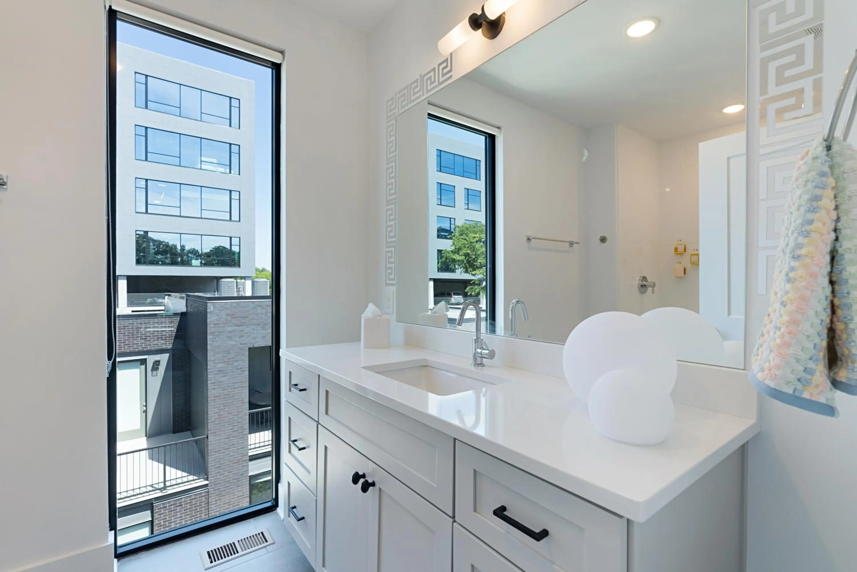 Bathroom in Sonder The High Note