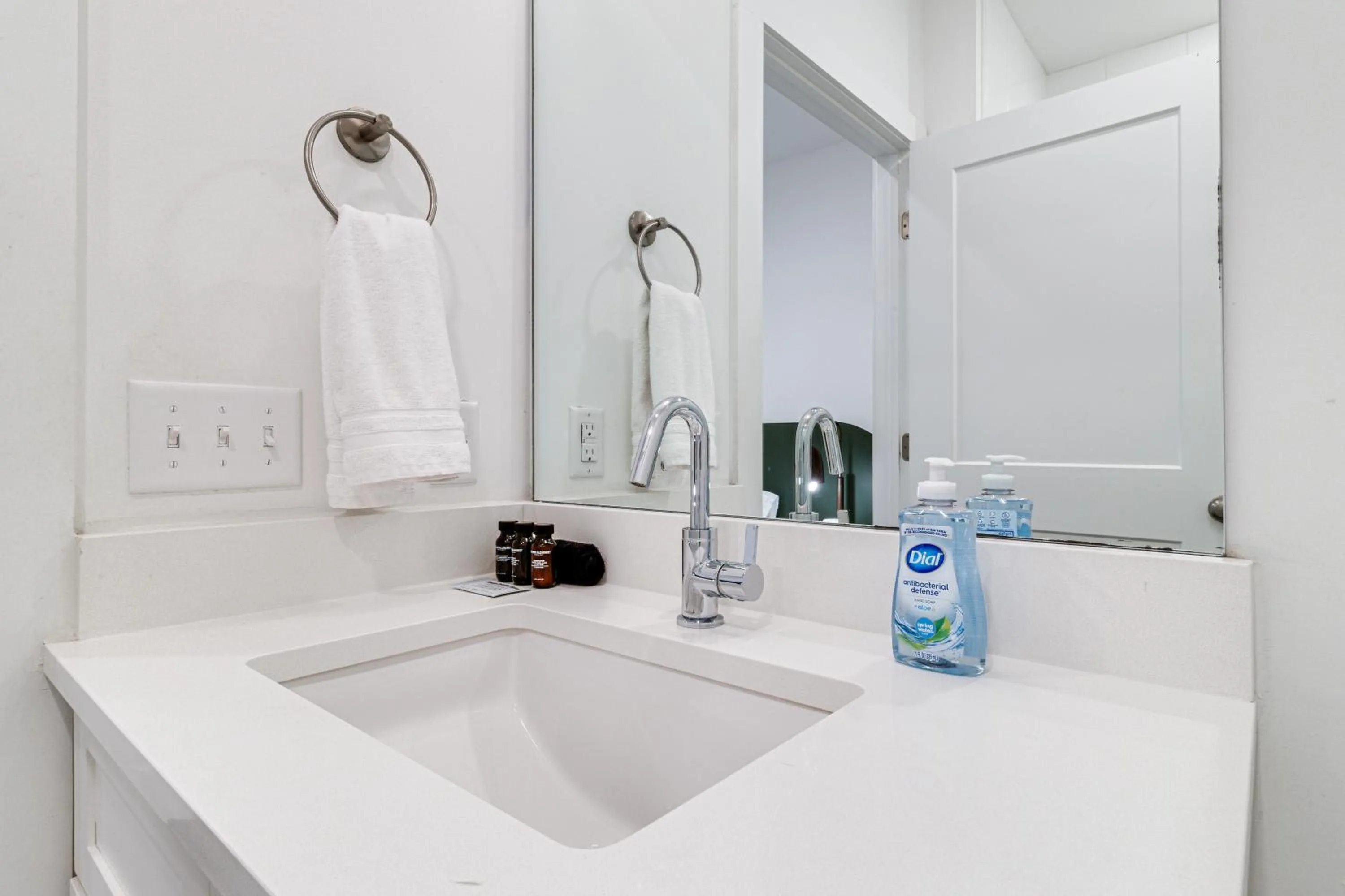 Bathroom in Sonder The High Note