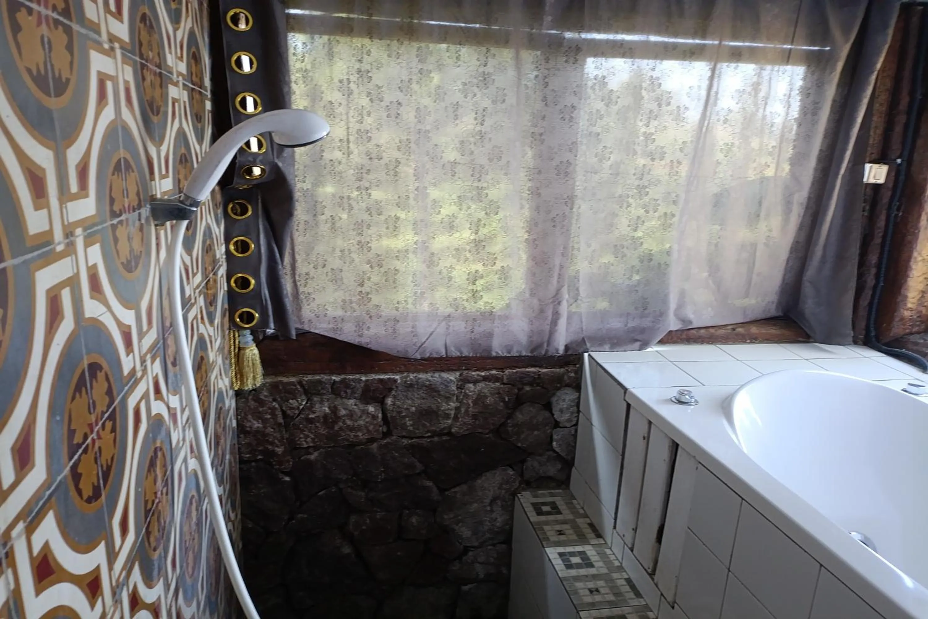 Bathroom in Mendulang by Belza