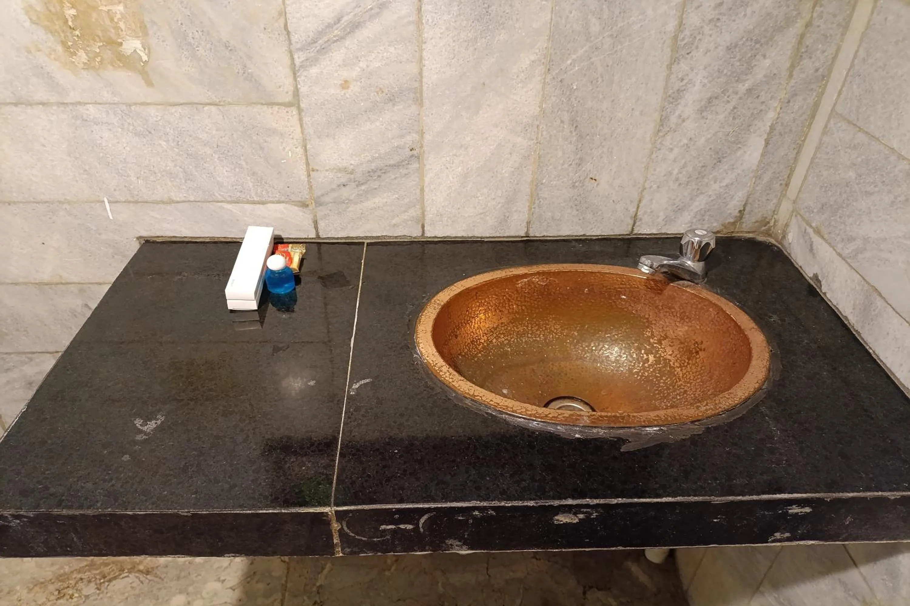 Bathroom in Mendulang by Belza