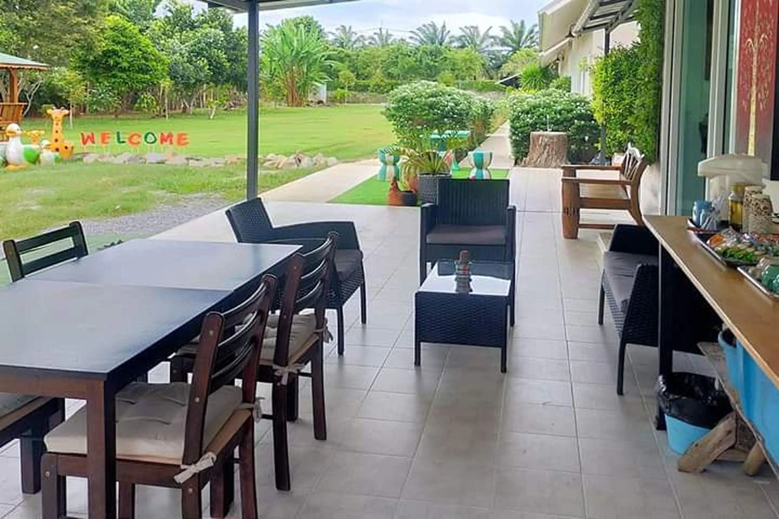 Dining area in Davy Cottage Phuket