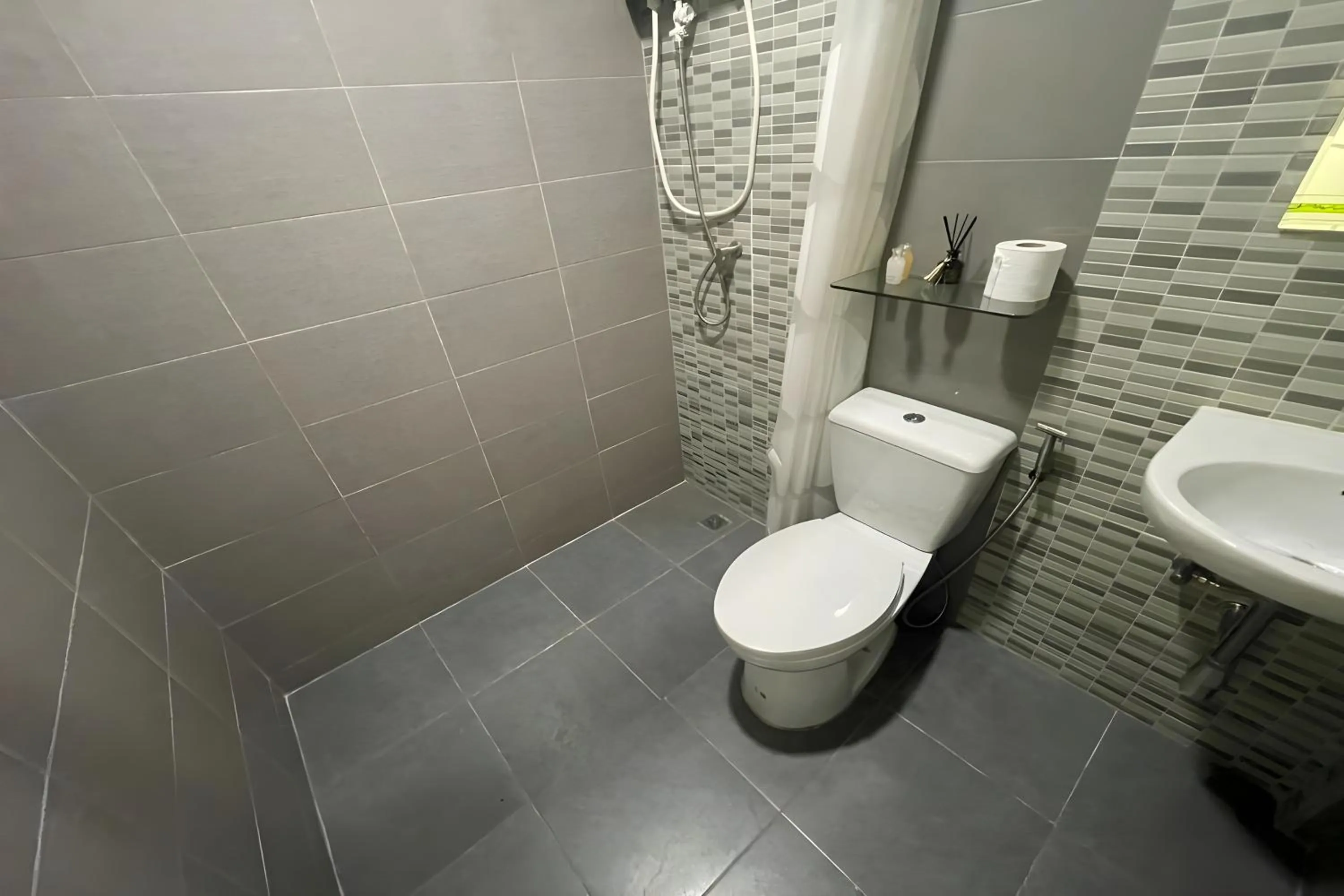 Toilet in Davy Cottage Phuket